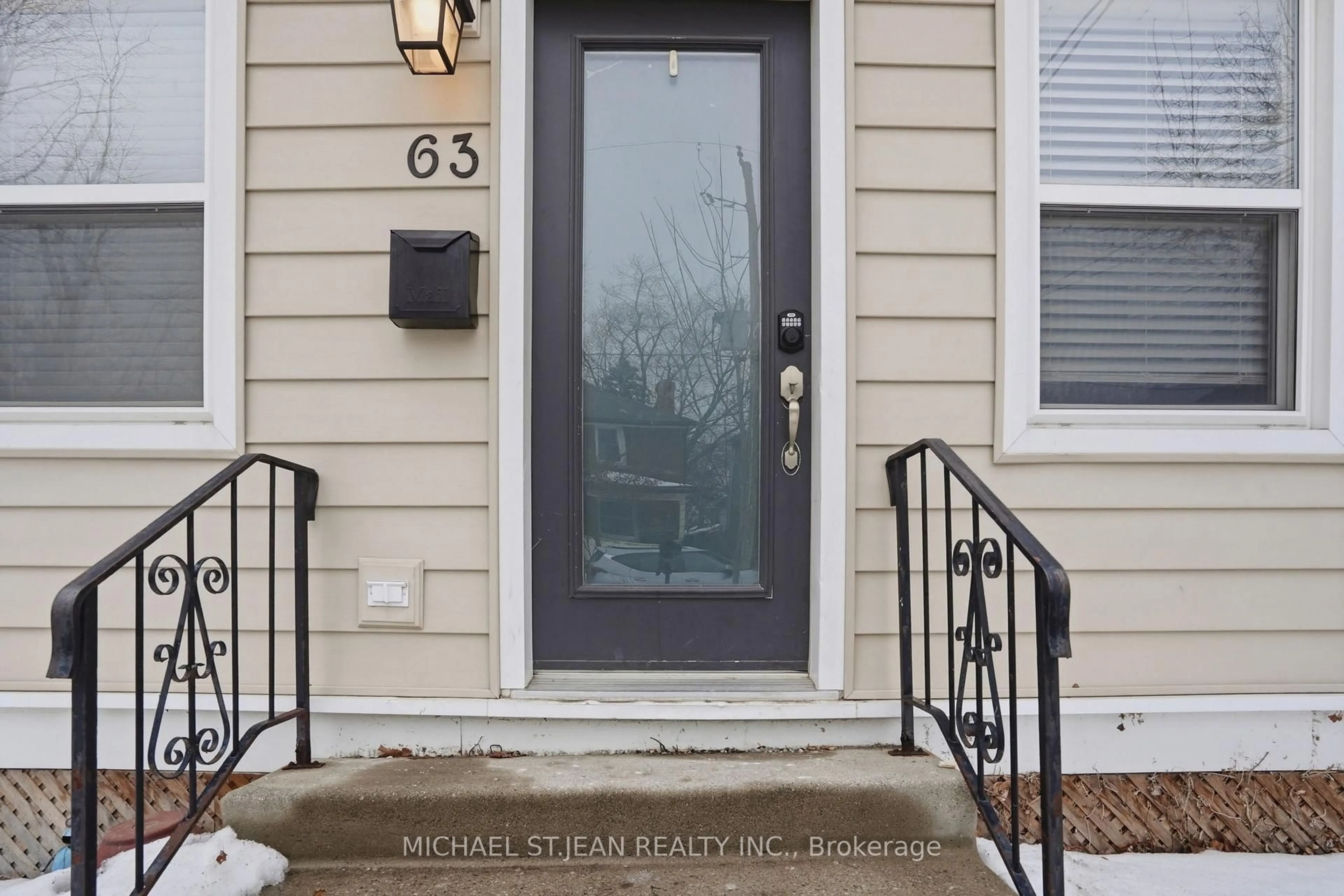 Indoor entryway for 63 Woodland Ave, St. Catharines Ontario L2R 5R4