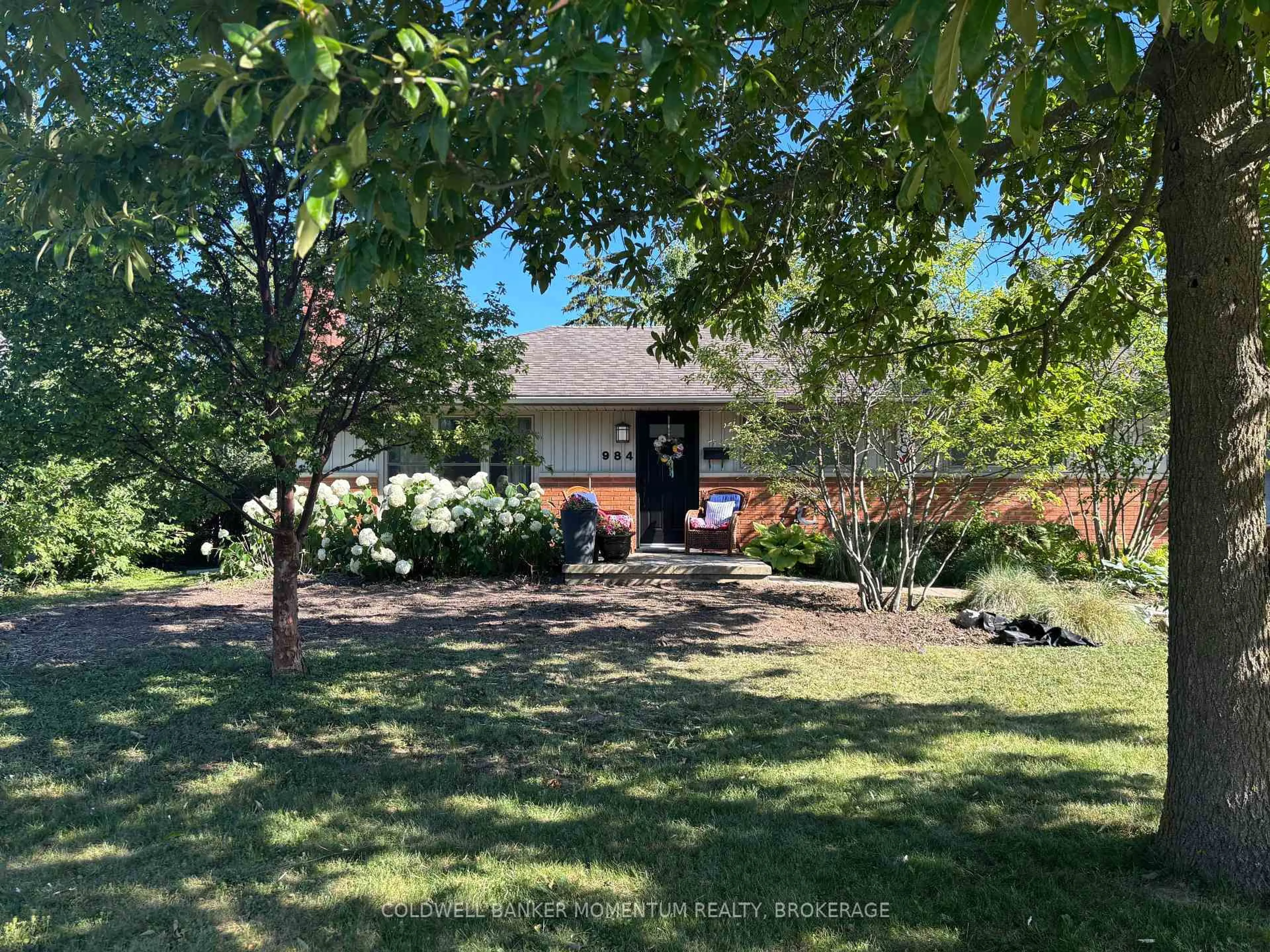 A pic from outside/outdoor area/front of a property/back of a property/a pic from drone, street for 984 Plantation Rd, London North Ontario N6H 2Y4