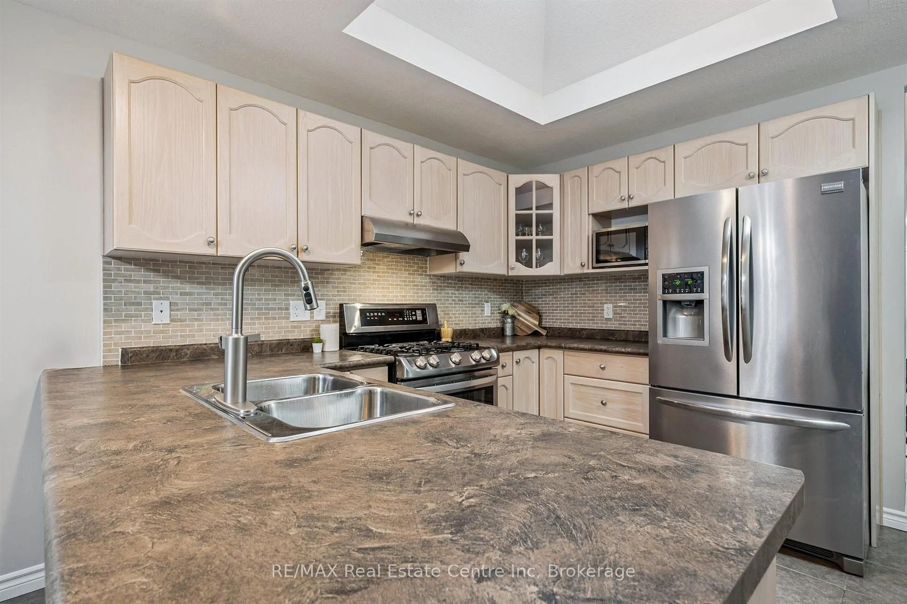 Open concept kitchen, ceramic/tile floor for 21 Wideman Blvd, Guelph Ontario N1E 0J2