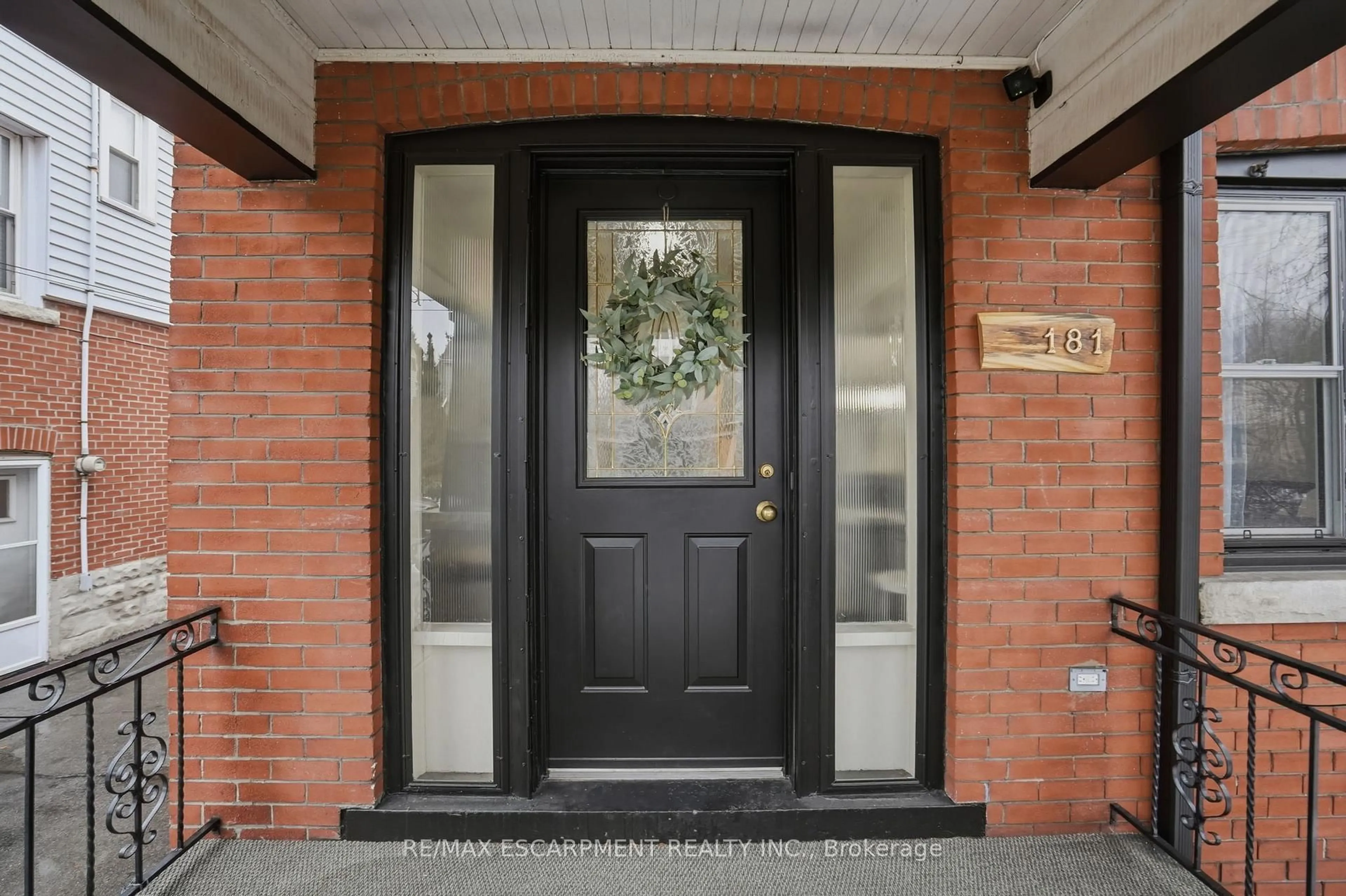 Indoor entryway for 181 Grosvenor Ave, Hamilton Ontario L8M 3L4