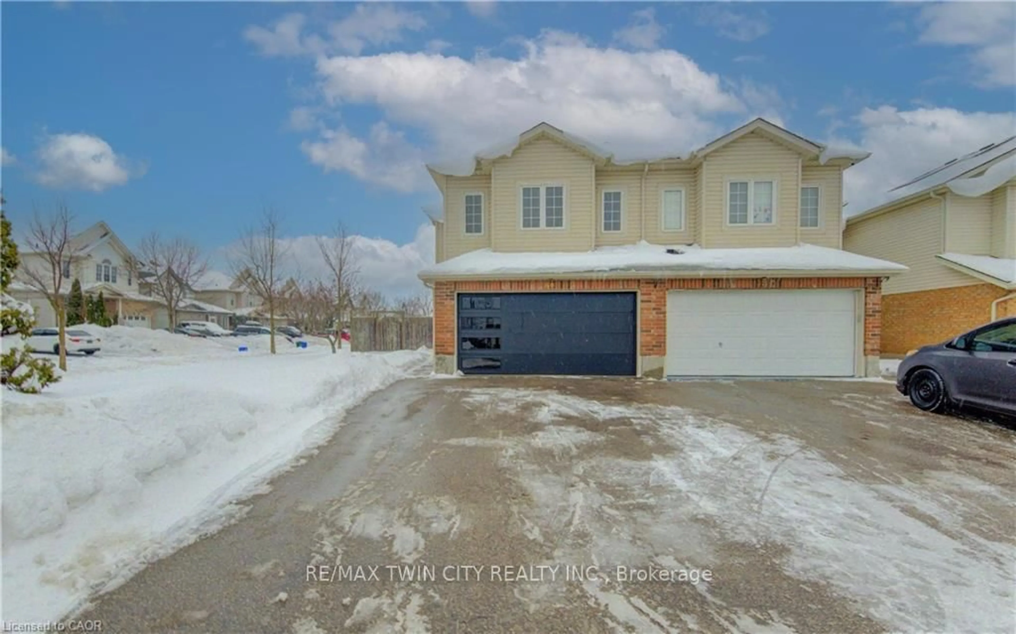 Indoor garage for 40 Red Clover Cres, Kitchener Ontario N2E 4G8