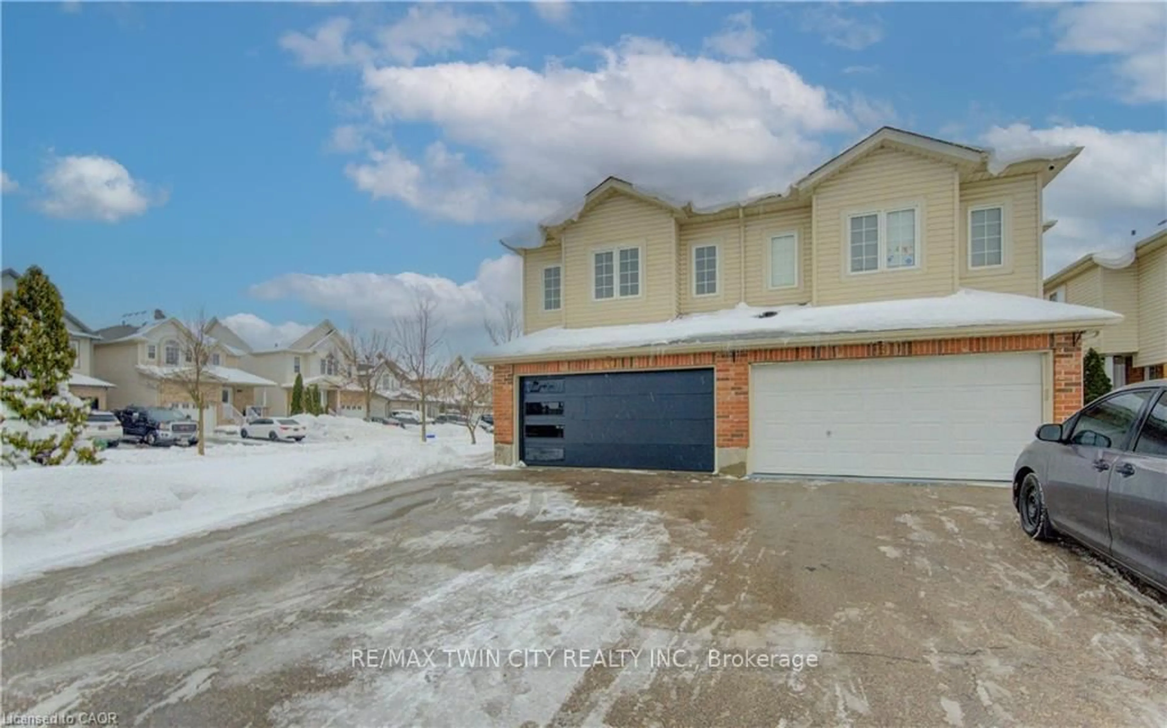 Indoor garage for 40 Red Clover Cres, Kitchener Ontario N2E 4G8