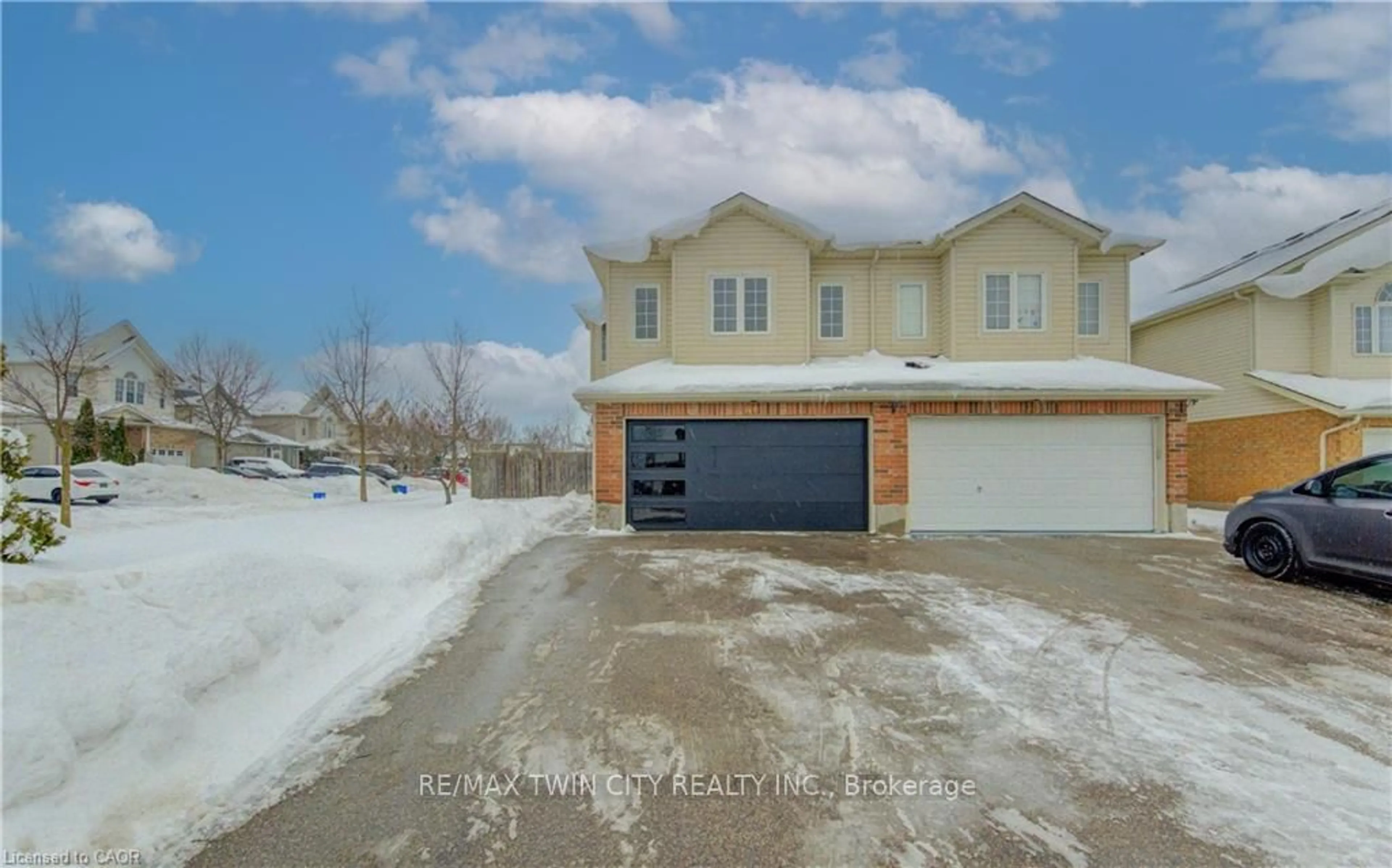 Indoor garage for 40 Red Clover Cres, Kitchener Ontario N2E 4G8