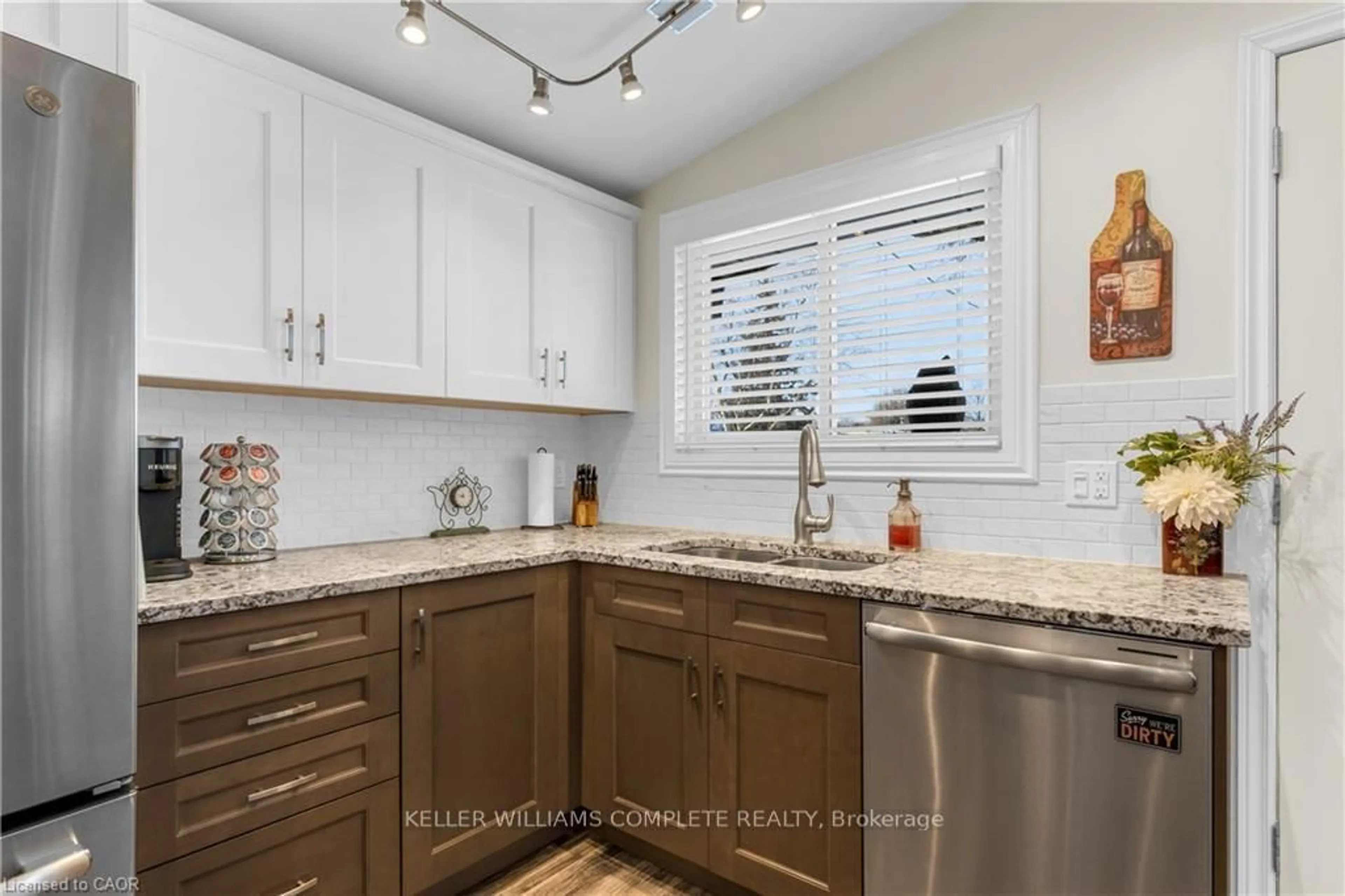 Open concept kitchen, ceramic/tile floor for 77 Lawfield Dr, Hamilton Ontario L8V 4C6