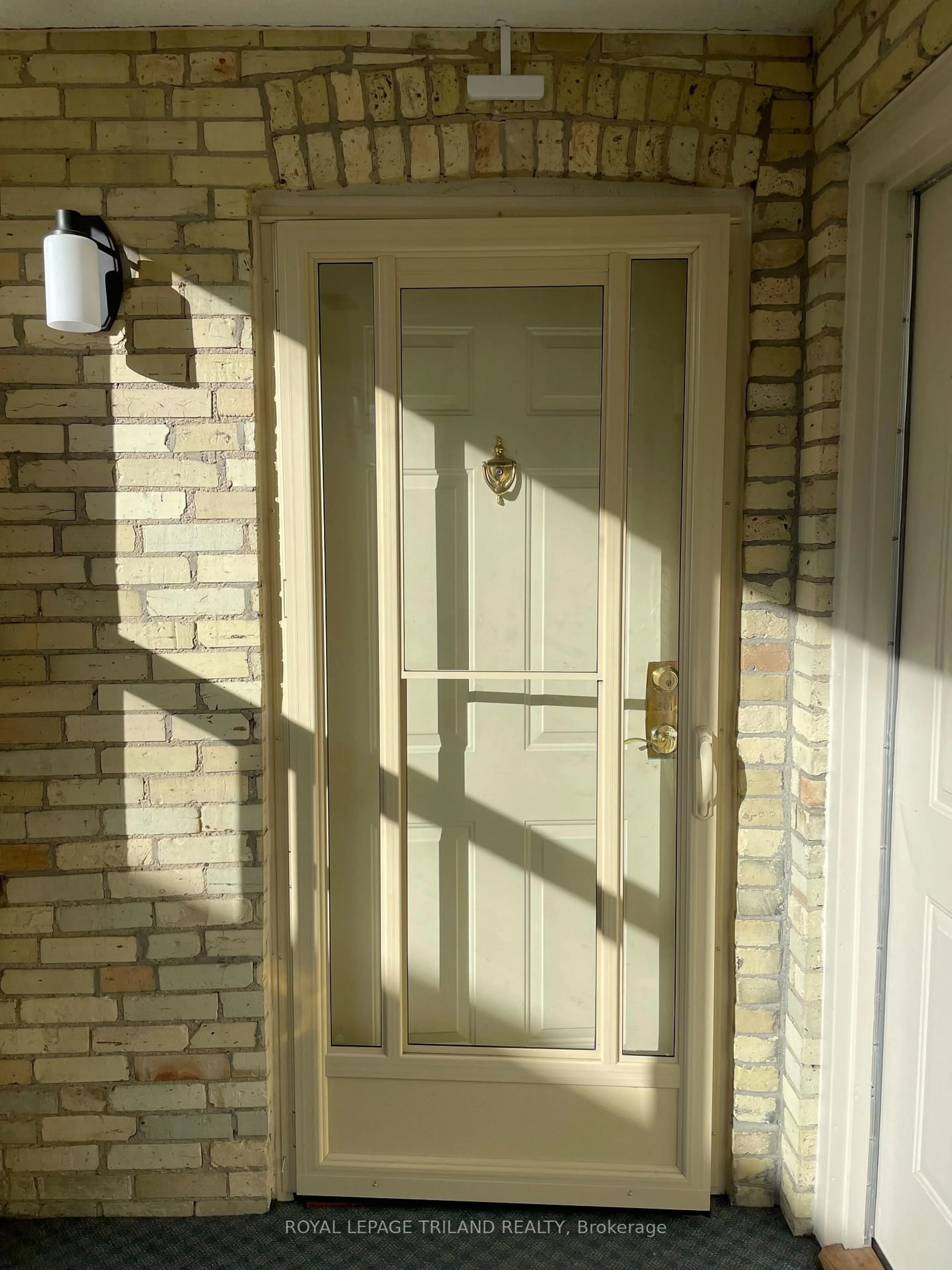 Unknown for 275 Queens Ave #301, London East Ontario N6B 1X2