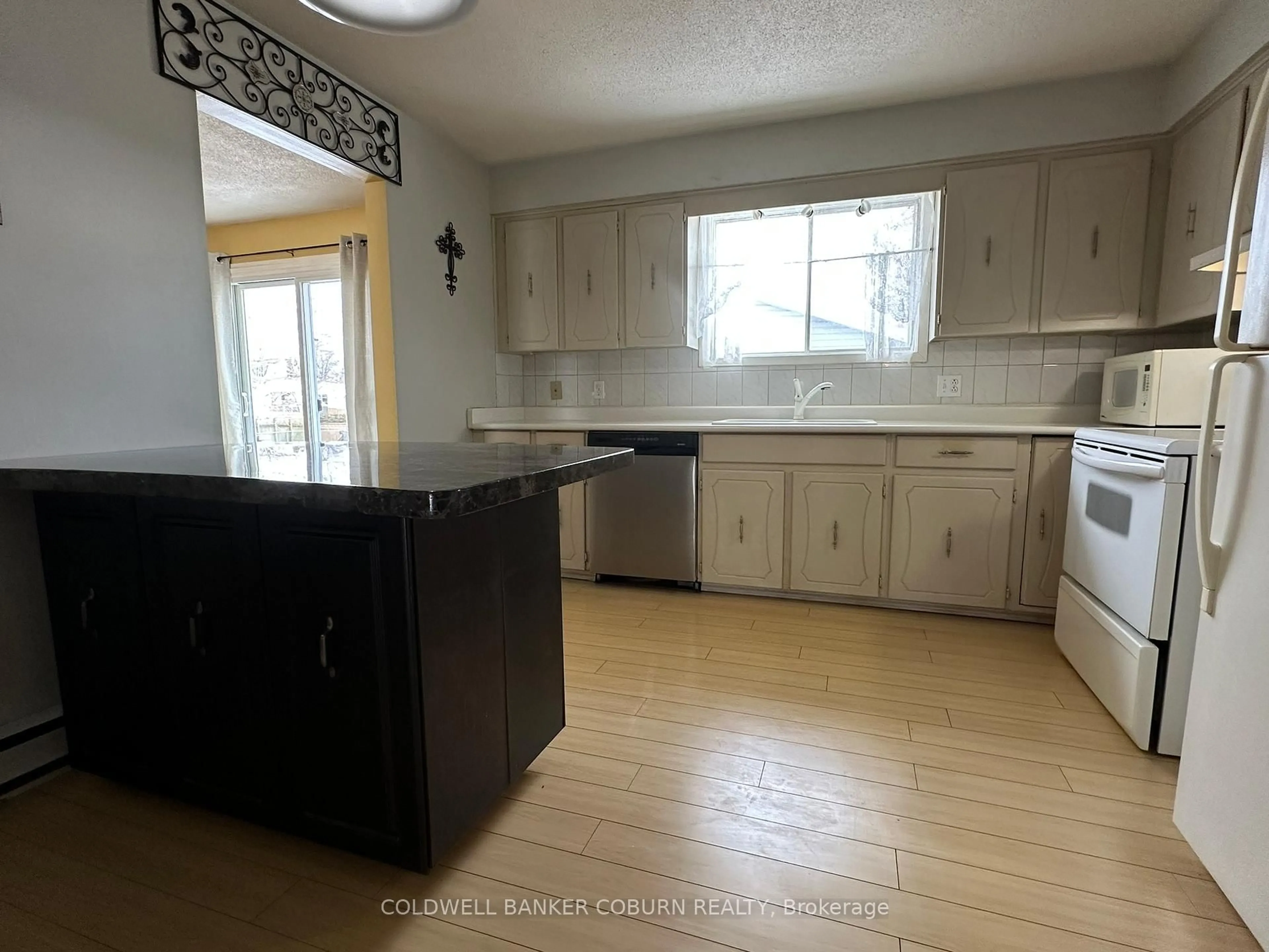 Open concept kitchen, unknown for 4016 Dishaw St, Edwardsburgh/Cardinal Ontario K0E 1E0