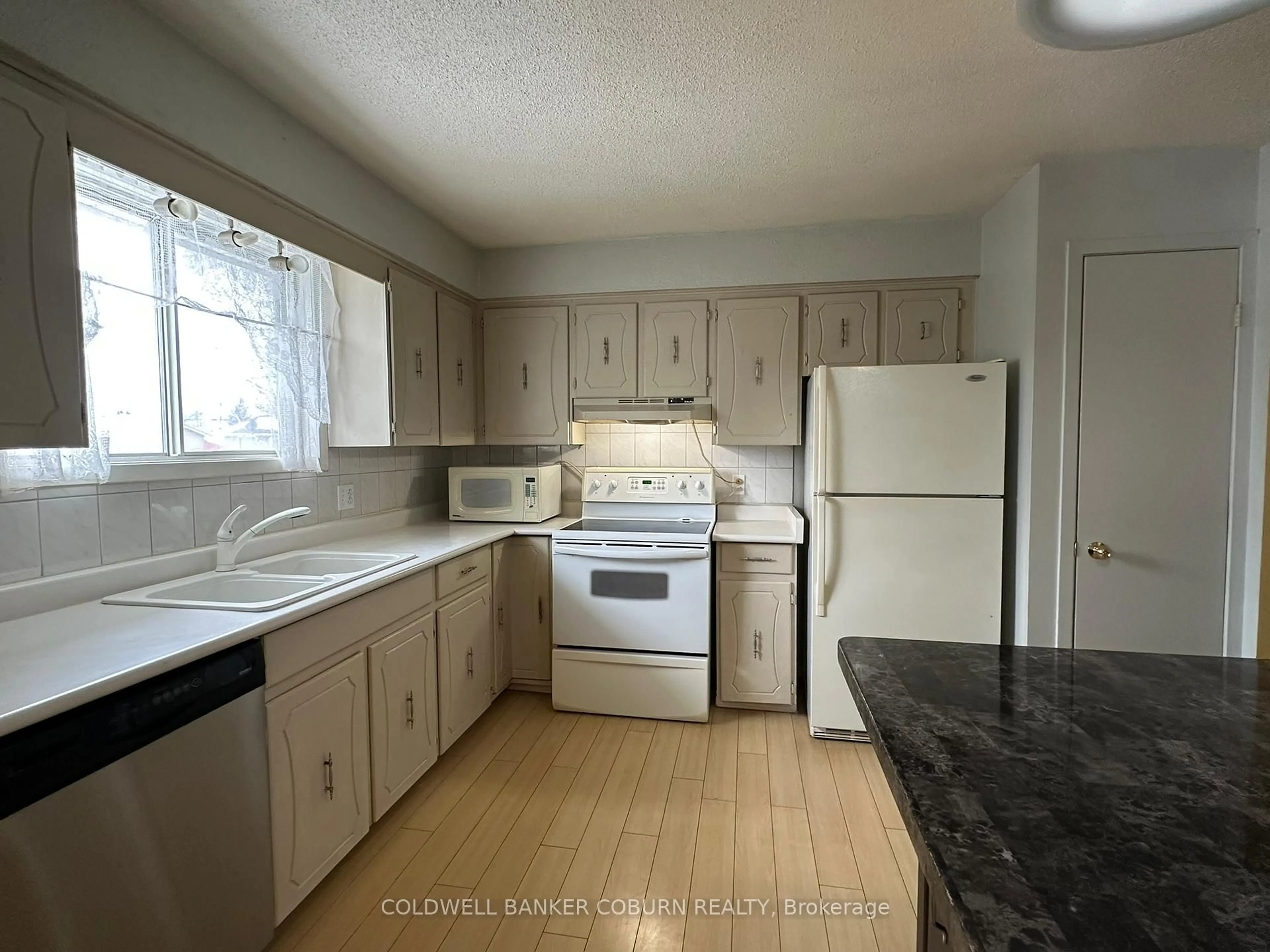 Standard kitchen, unknown for 4016 Dishaw St, Edwardsburgh/Cardinal Ontario K0E 1E0