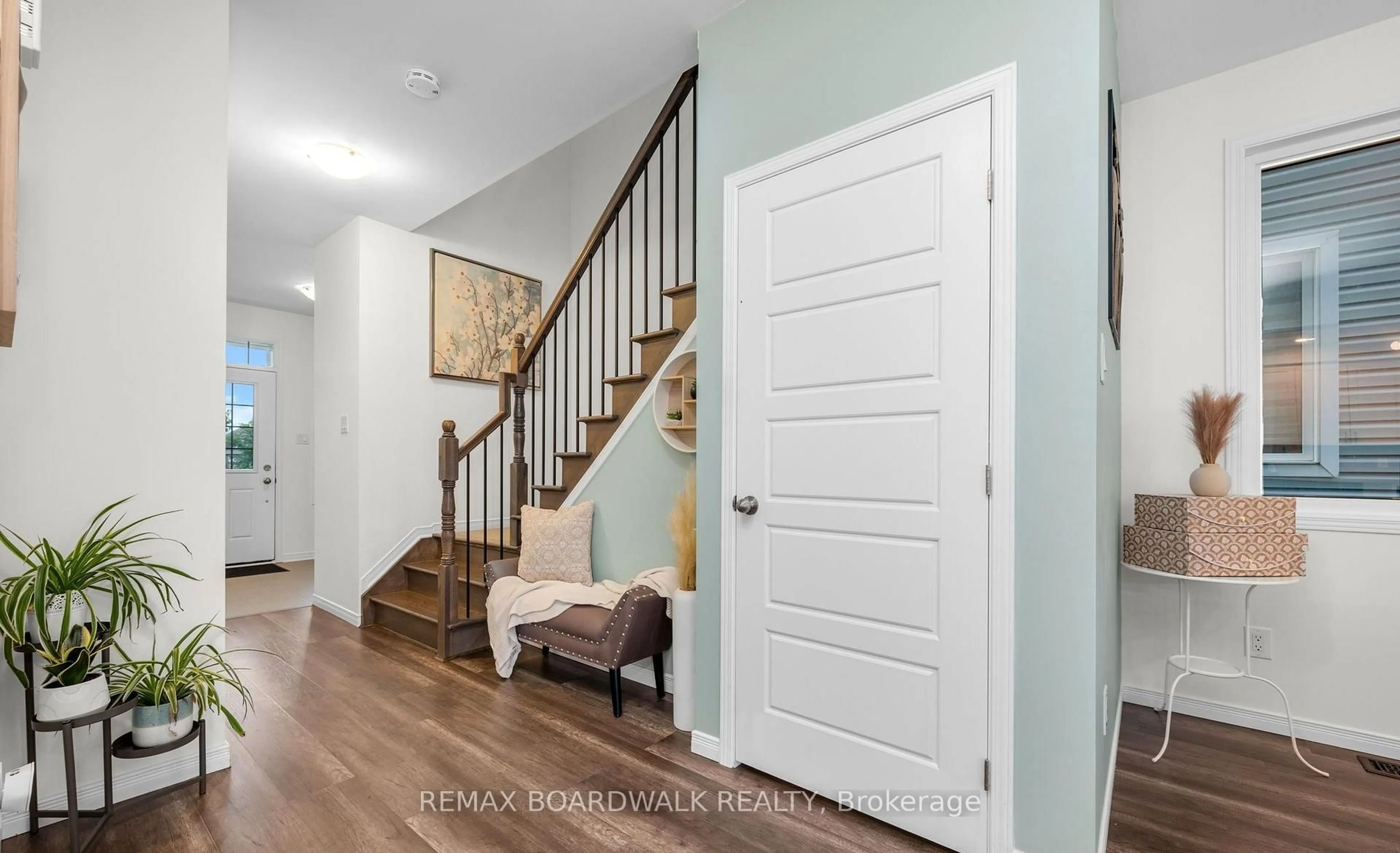 Indoor entryway for 302 Haliburton Hts, Ottawa Ontario K2S 1S3