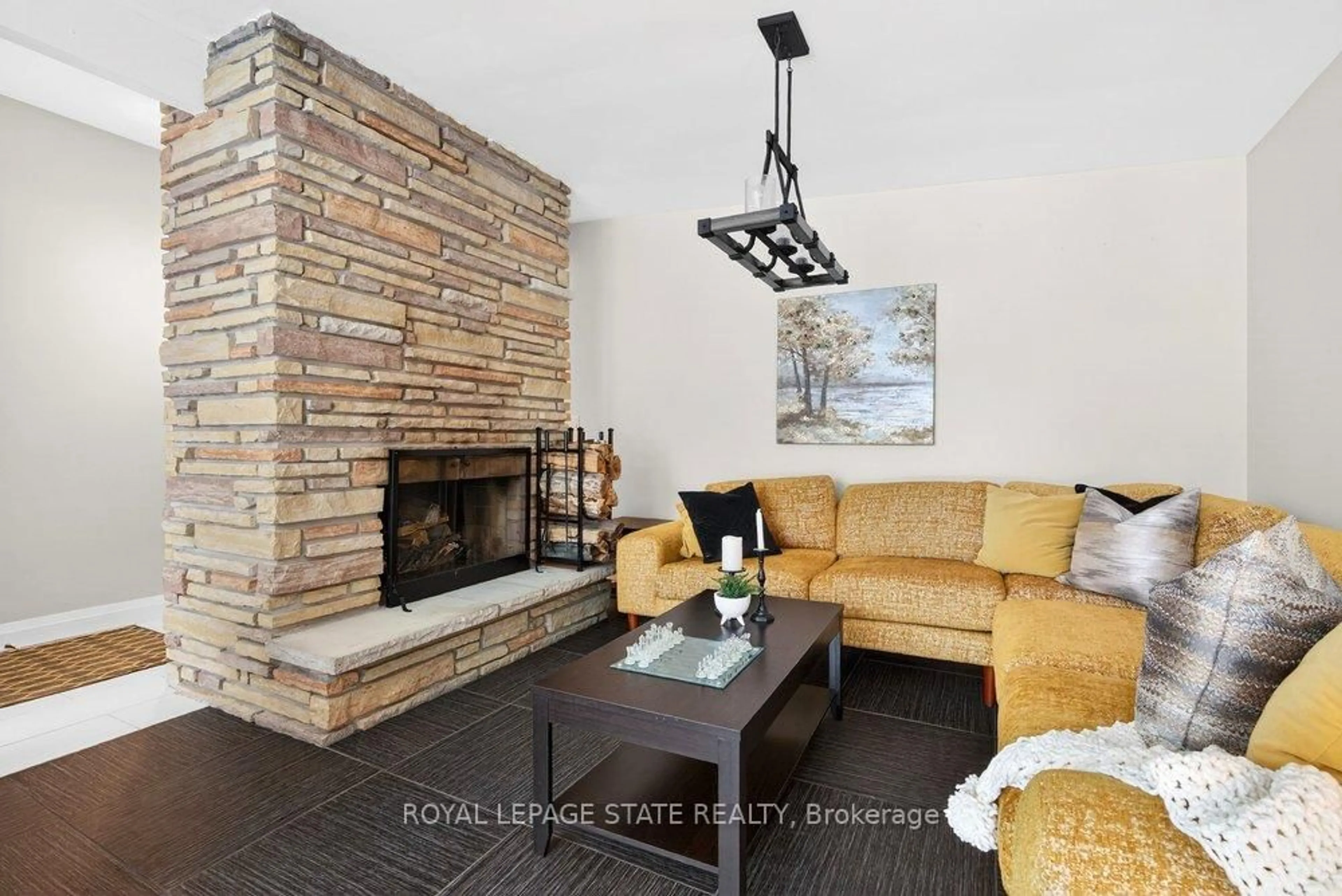 Living room with furniture, ceramic/tile floor for 746 Quaker Rd, Pelham Ontario L3C 3H4