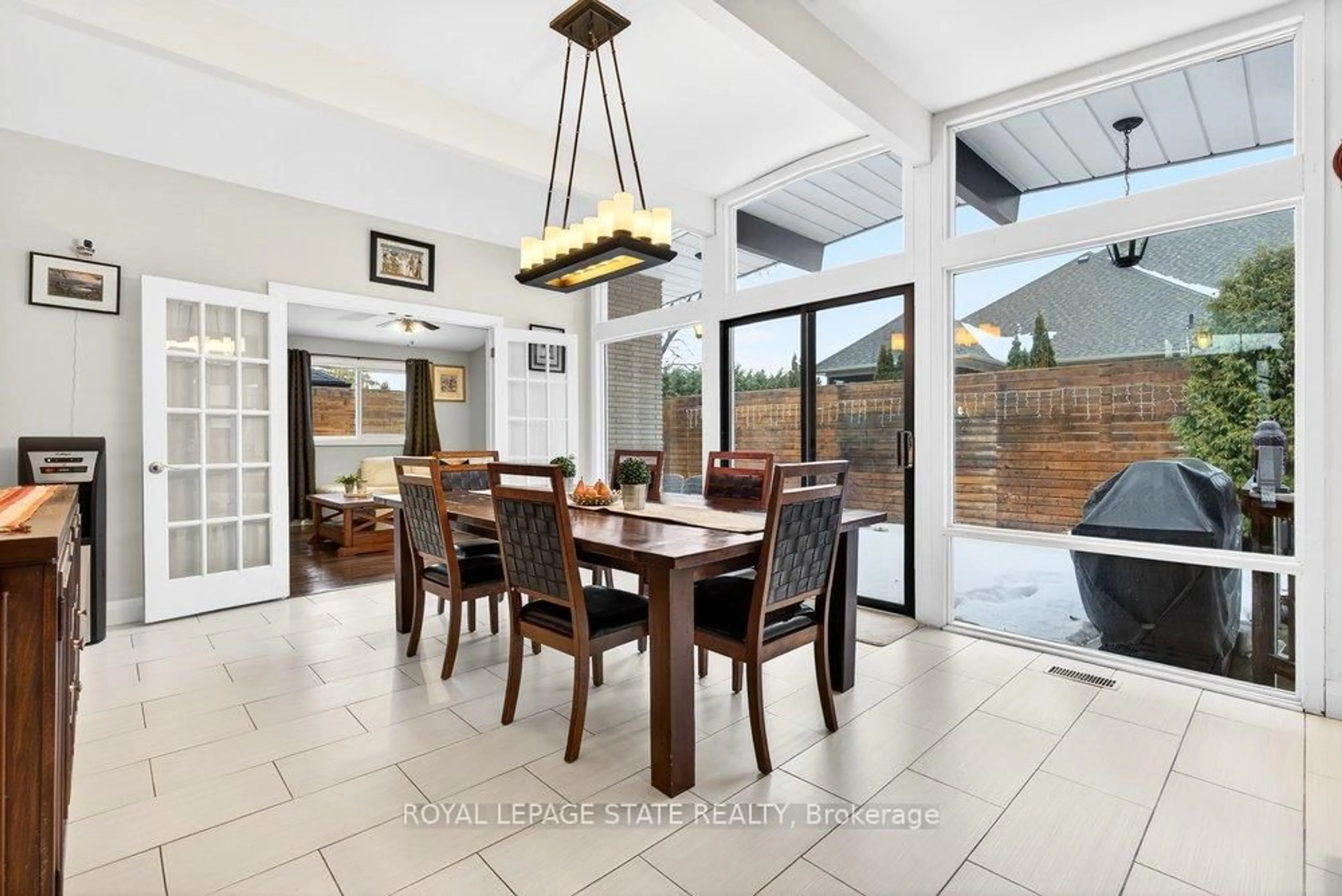Dining room, ceramic/tile floor for 746 Quaker Rd, Pelham Ontario L3C 3H4