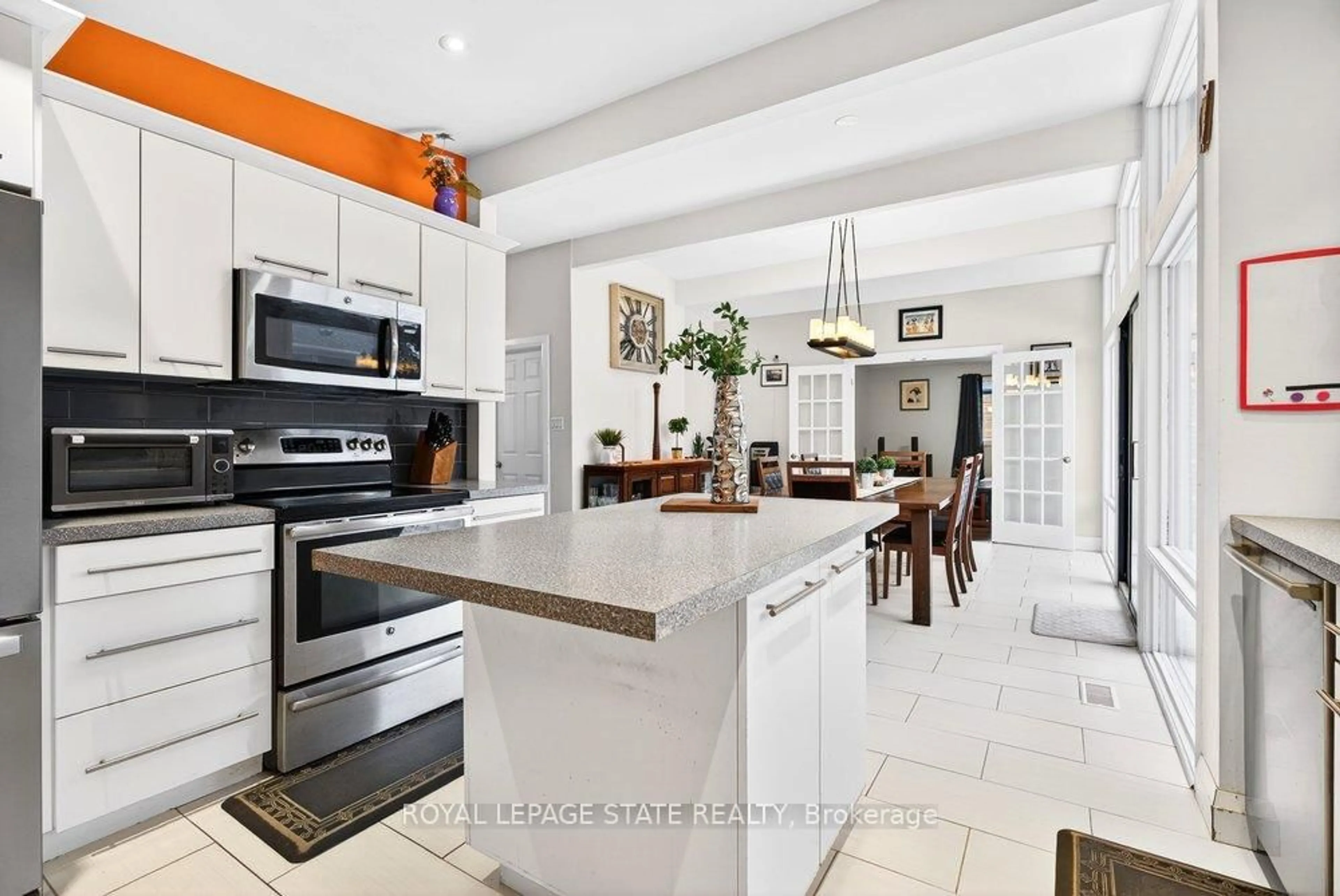 Open concept kitchen, ceramic/tile floor for 746 Quaker Rd, Pelham Ontario L3C 3H4