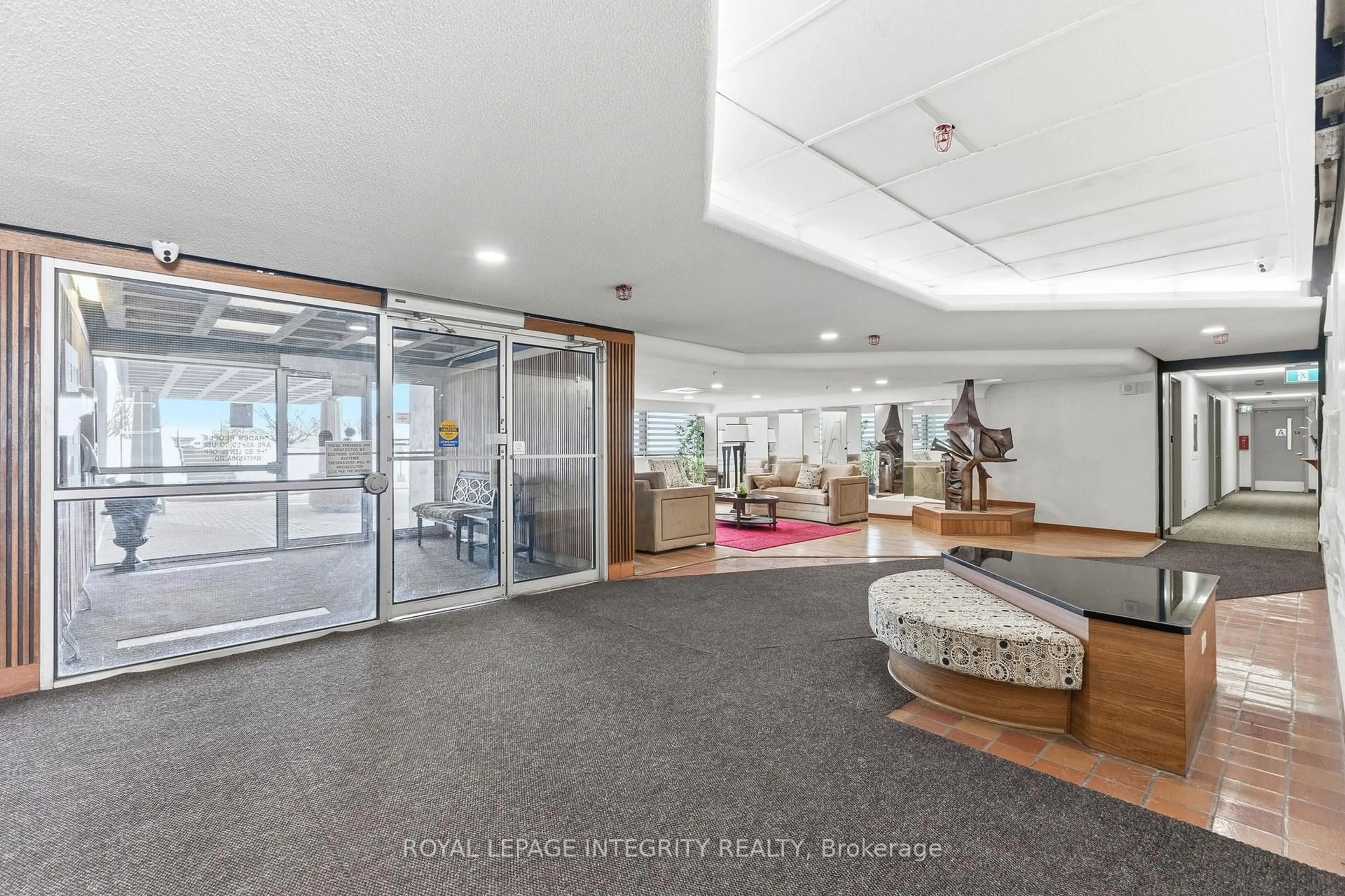 Indoor foyer for 415 Greenview Ave #510, Ottawa Ontario K2B 8G5