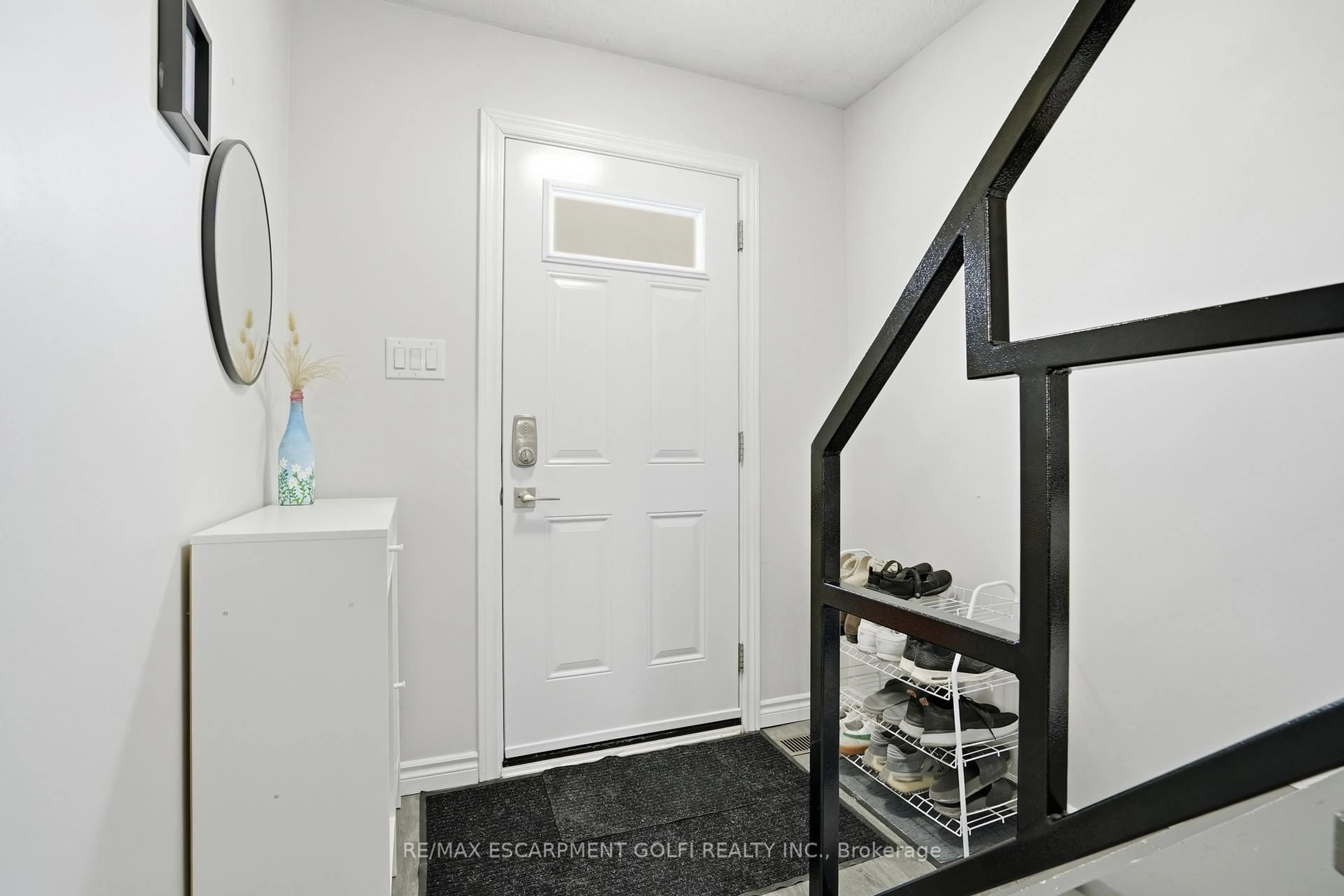 Indoor entryway for 596 Grey St #10, Brantford Ontario N3S 4Y1
