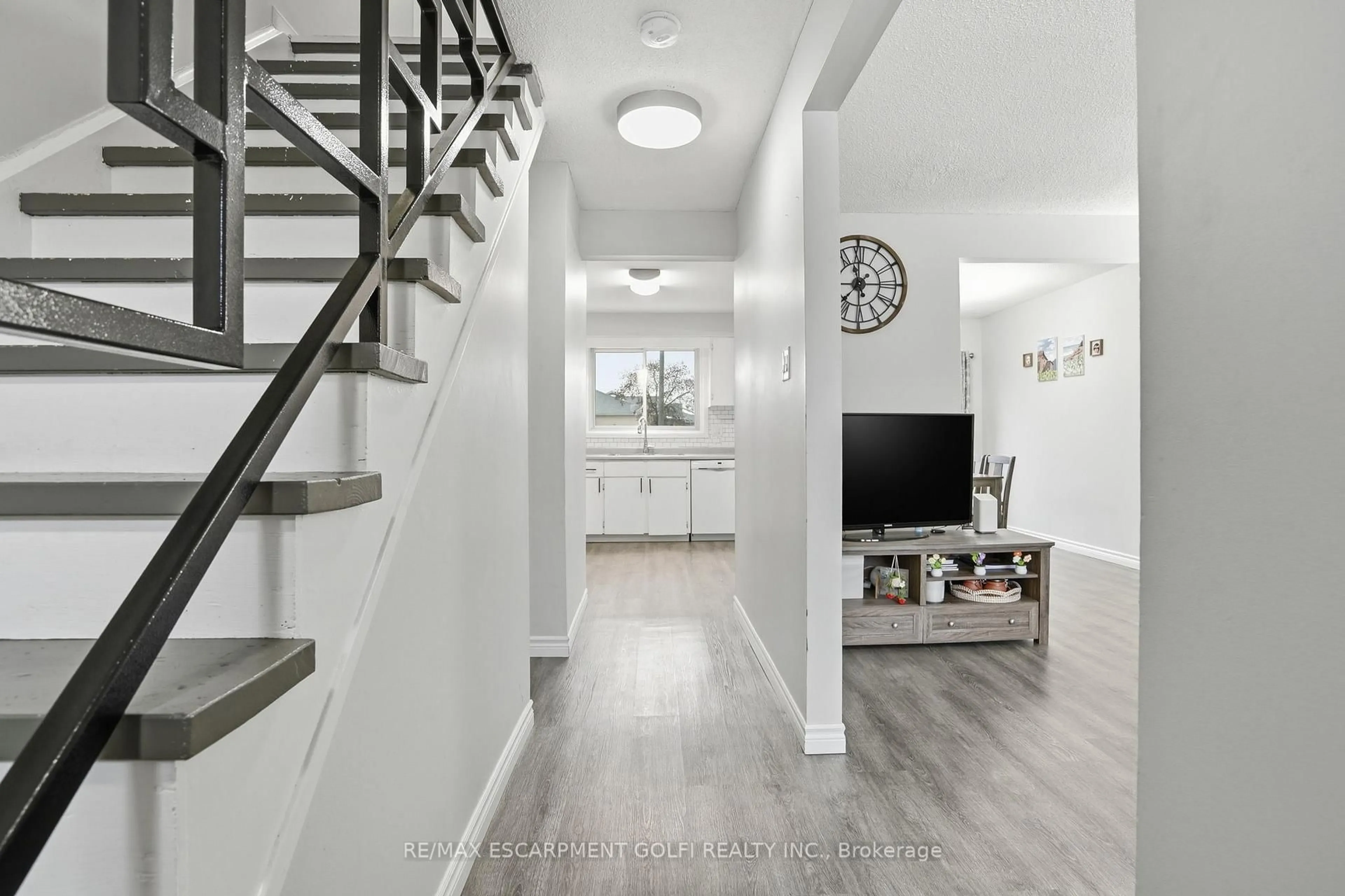 Indoor entryway for 596 Grey St #10, Brantford Ontario N3S 4Y1
