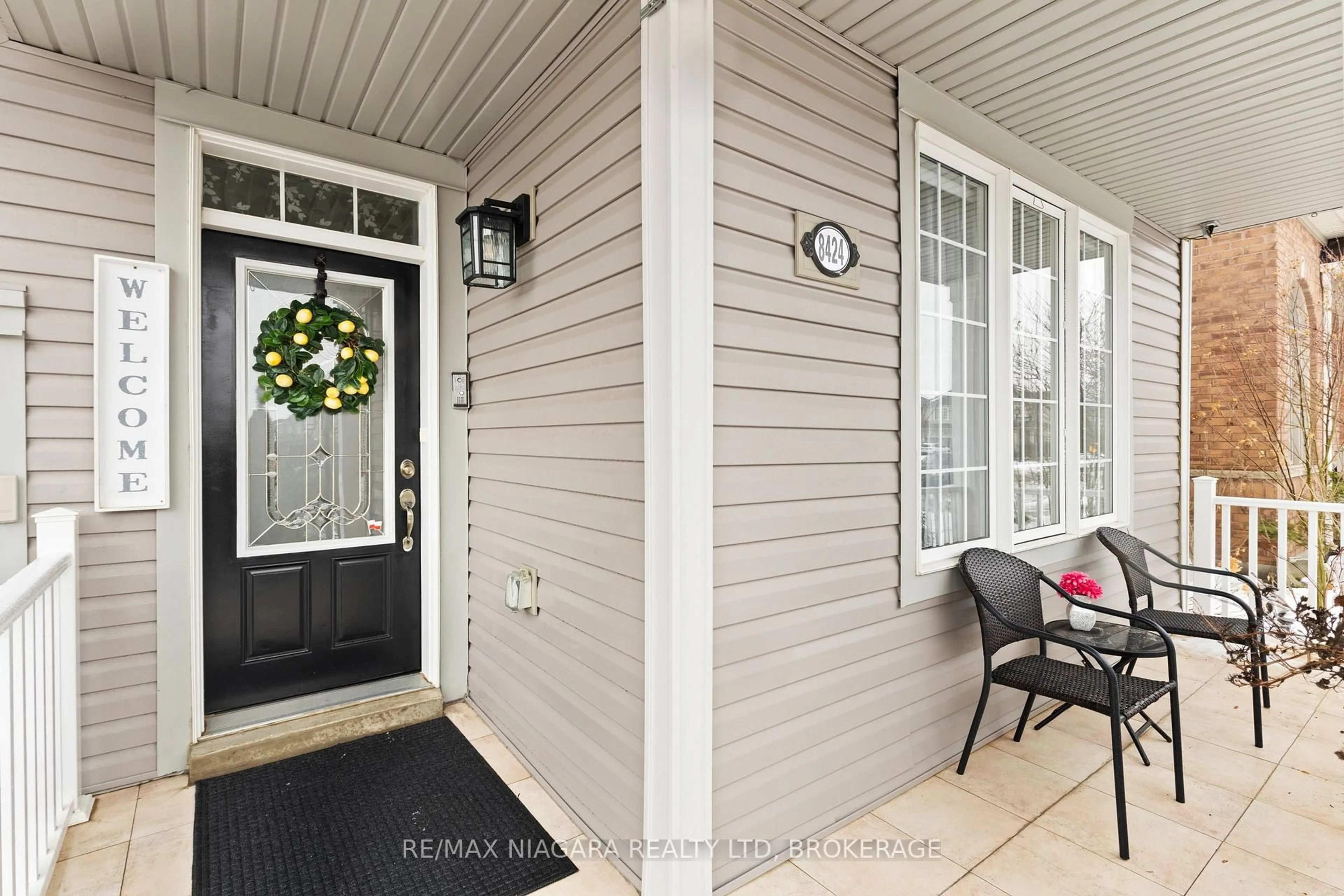 Indoor entryway for 8424 Mulberry Dr, Niagara Falls Ontario L2H 0K4