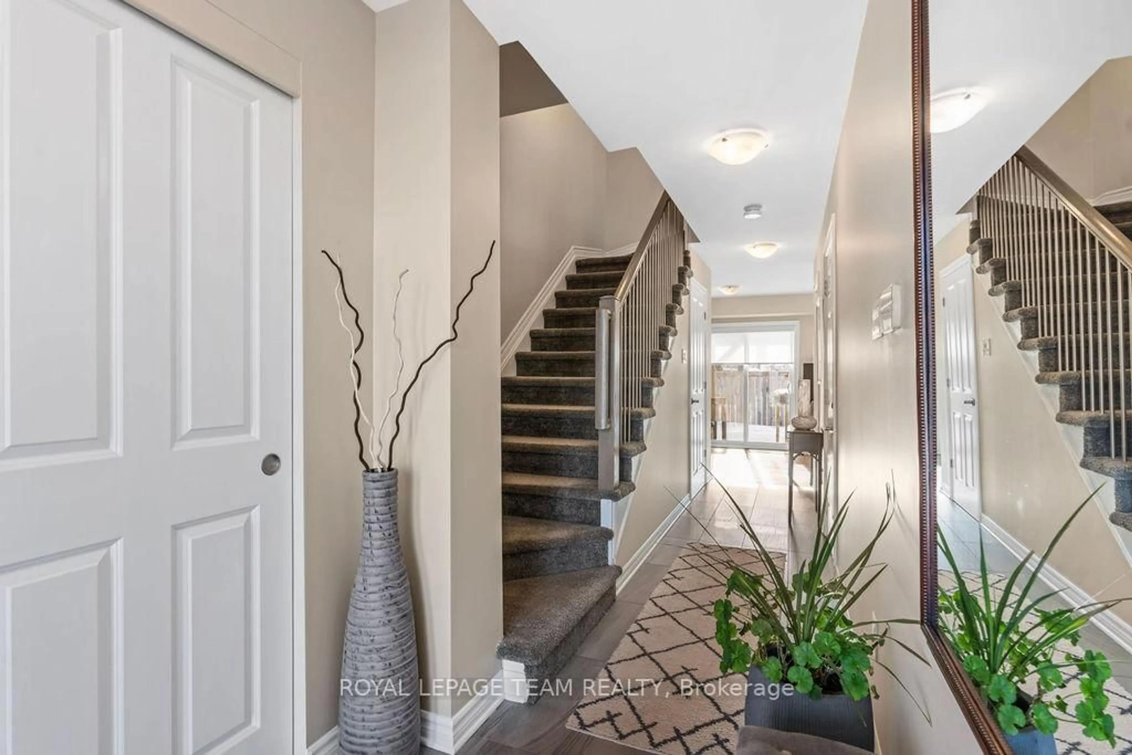 Indoor entryway for 94 NUTTING Cres, Ottawa Ontario K4M 0E2
