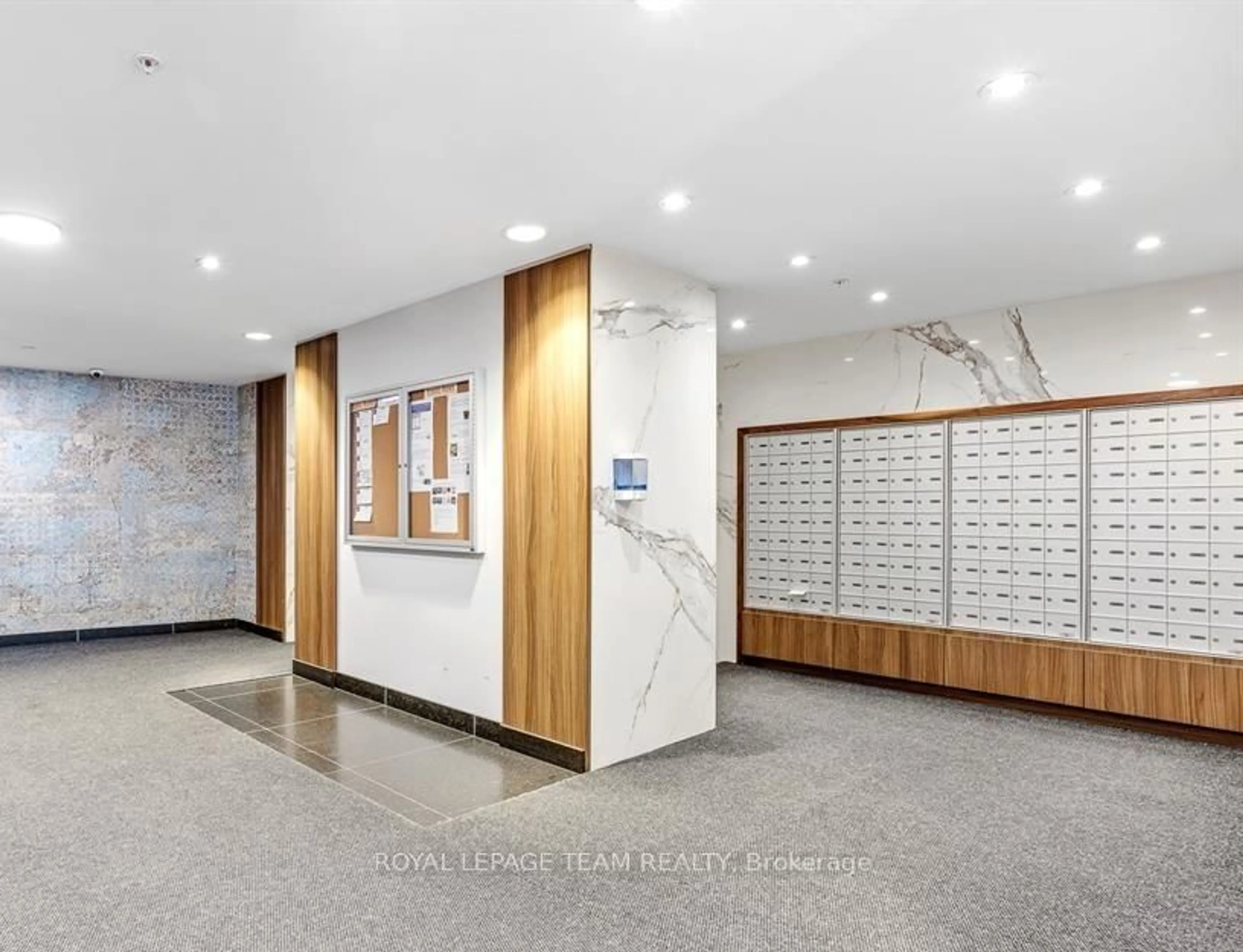 Indoor foyer for 805 Carling Ave #1502, Ottawa Ontario K1S 5W9
