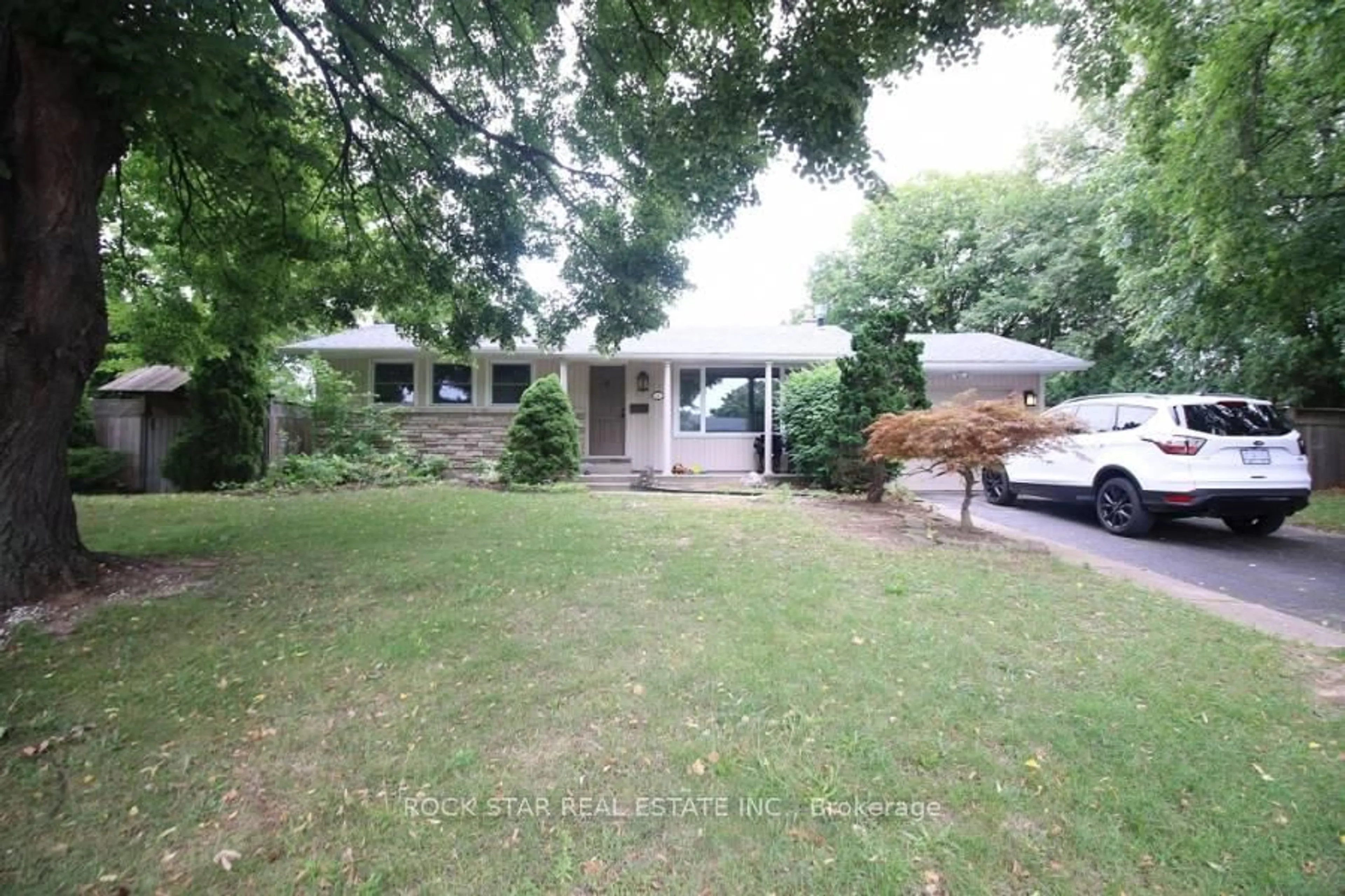 A pic from outside/outdoor area/front of a property/back of a property/a pic from drone, street for 4 Hudson Dr, St. Catharines Ontario L2M 2J3