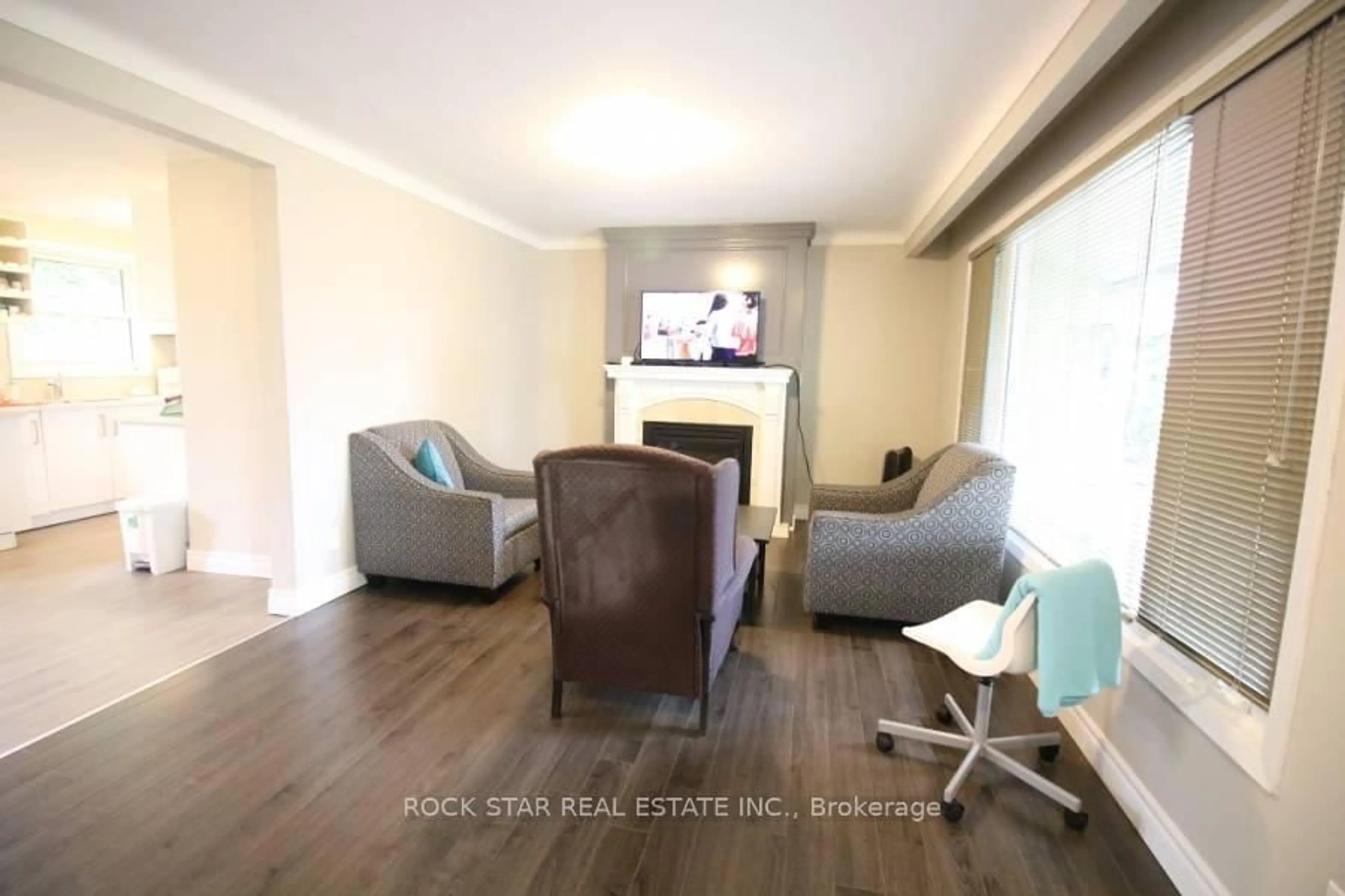 Living room with furniture, wood/laminate floor for 4 Hudson Dr, St. Catharines Ontario L2M 2J3