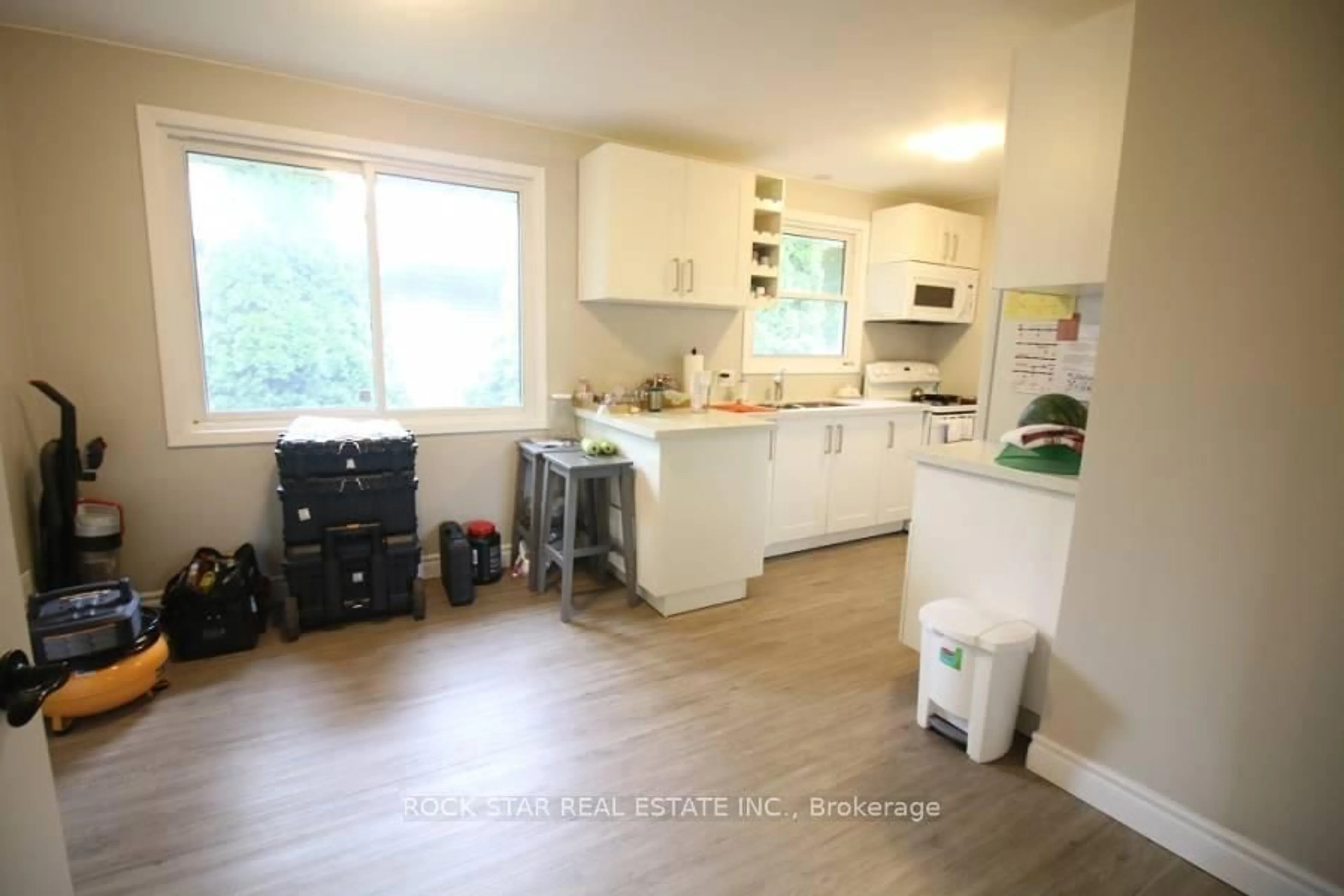 Standard kitchen, unknown for 4 Hudson Dr, St. Catharines Ontario L2M 2J3