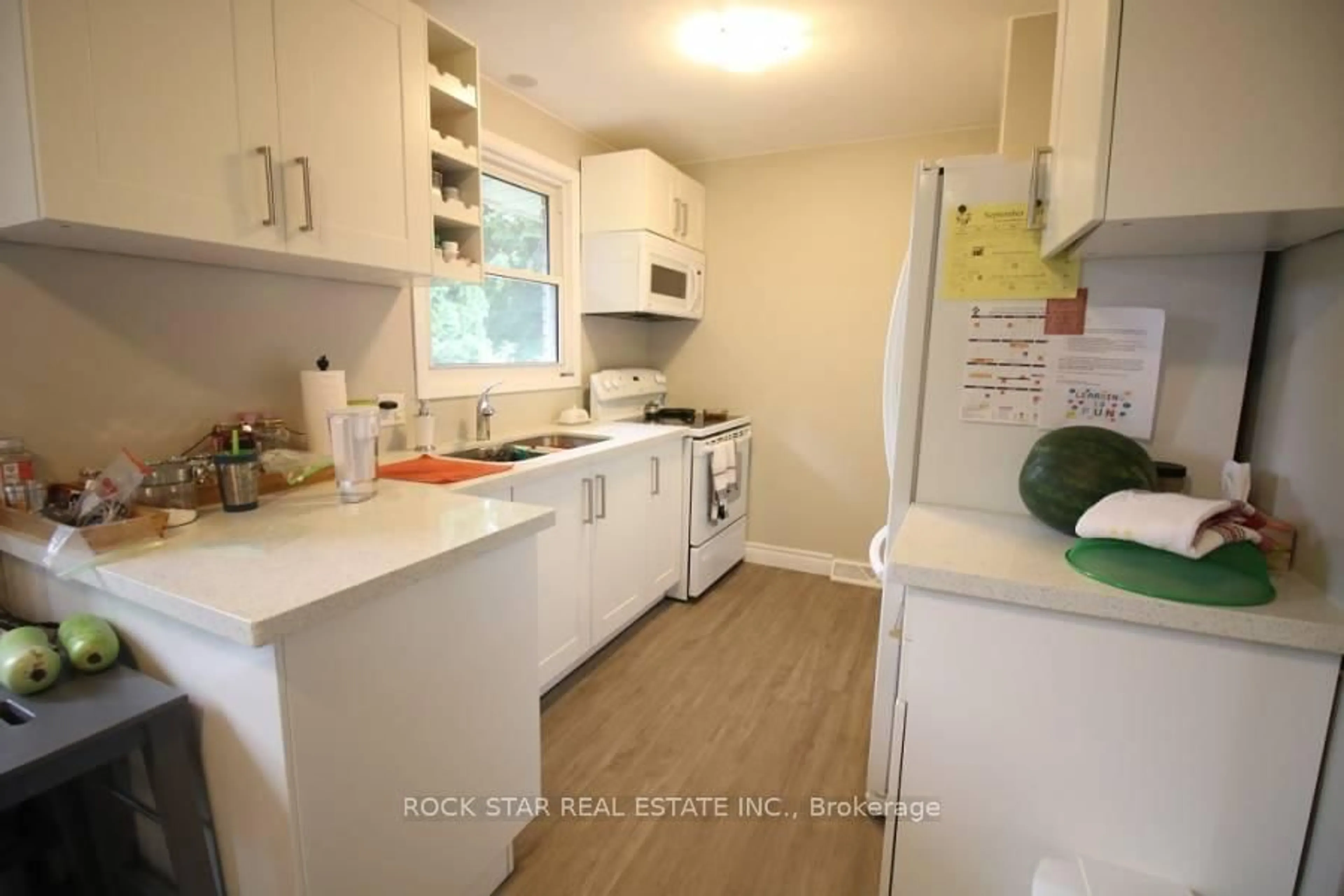 Standard kitchen, unknown for 4 Hudson Dr, St. Catharines Ontario L2M 2J3