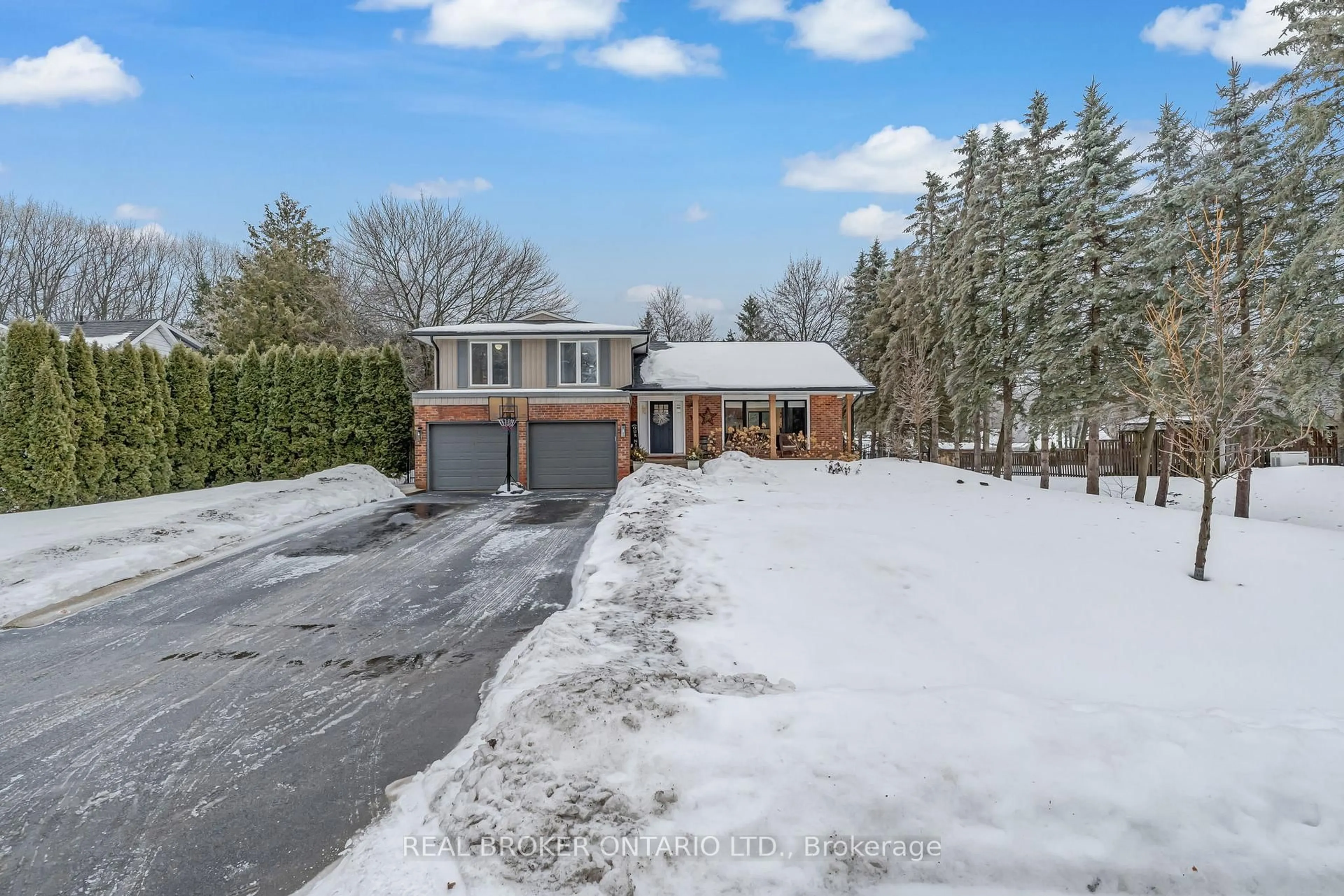A pic from outside/outdoor area/front of a property/back of a property/a pic from drone, street for 16 Bannisdale Way, Hamilton Ontario L0R 1H2