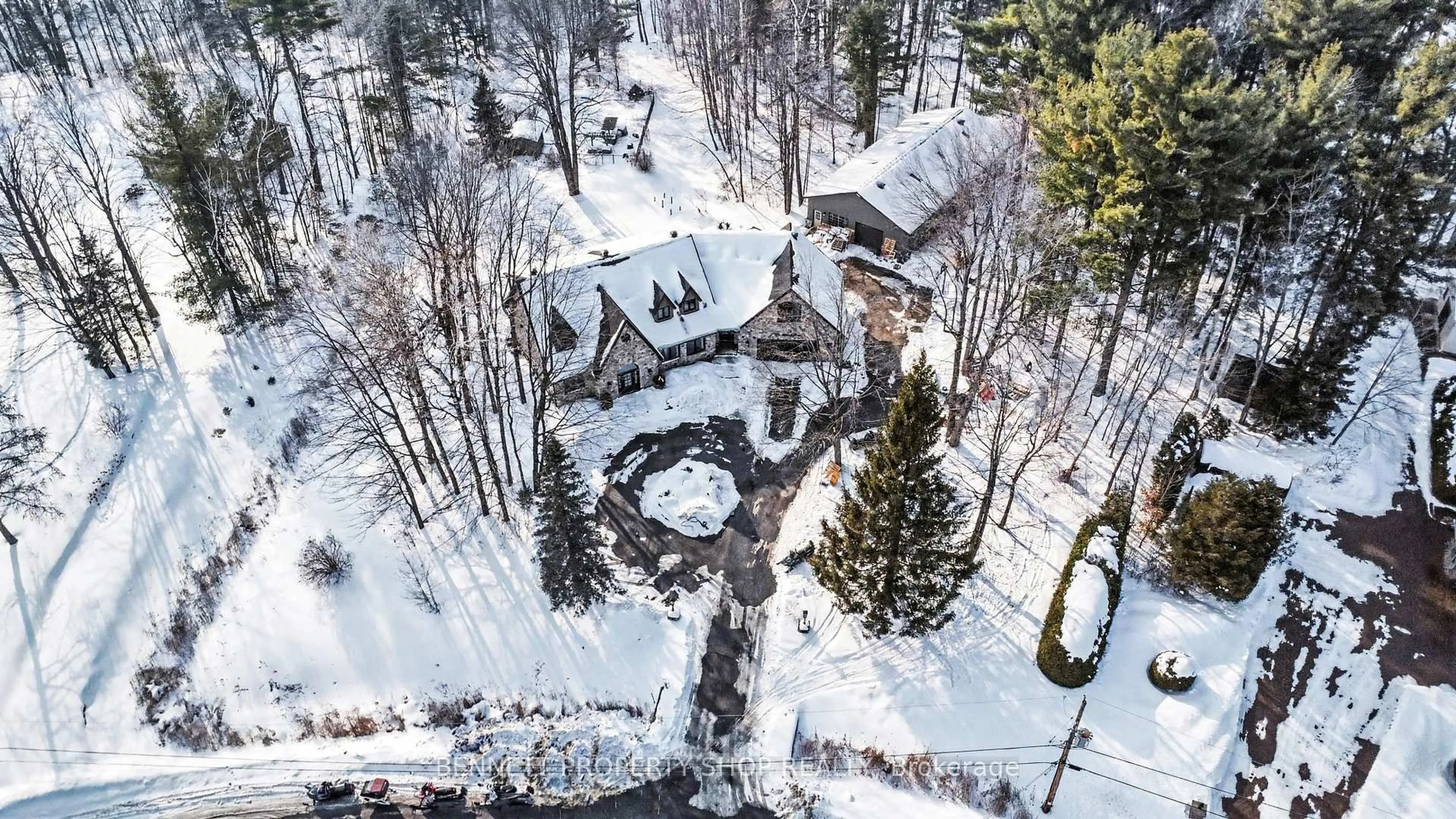 A pic from outside/outdoor area/front of a property/back of a property/a pic from drone, unknown for 645 Canary St, Ottawa Ontario K4B 1H3