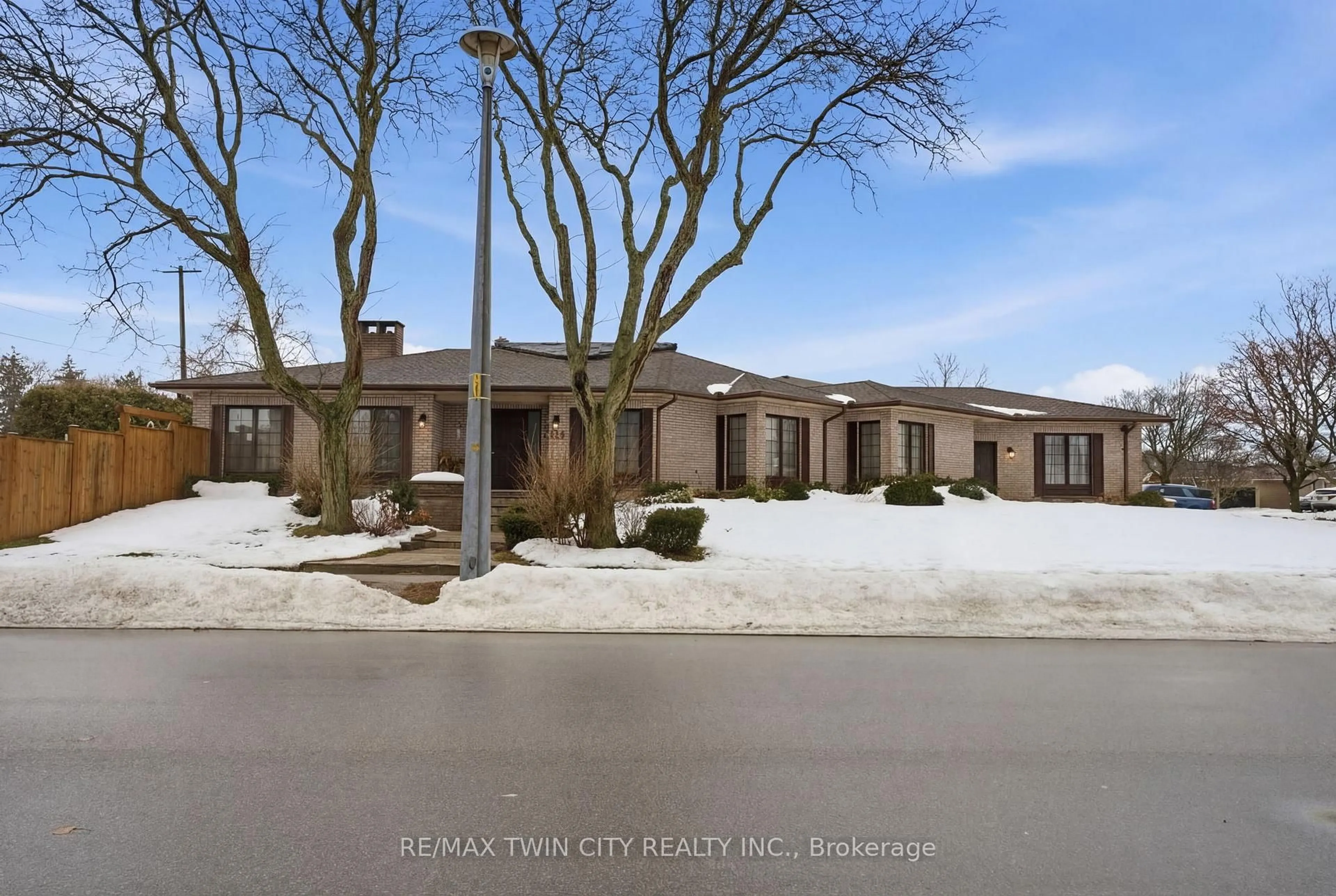 A pic from outside/outdoor area/front of a property/back of a property/a pic from drone, street for 132 Oak St, Norfolk Ontario N3Y 4S3