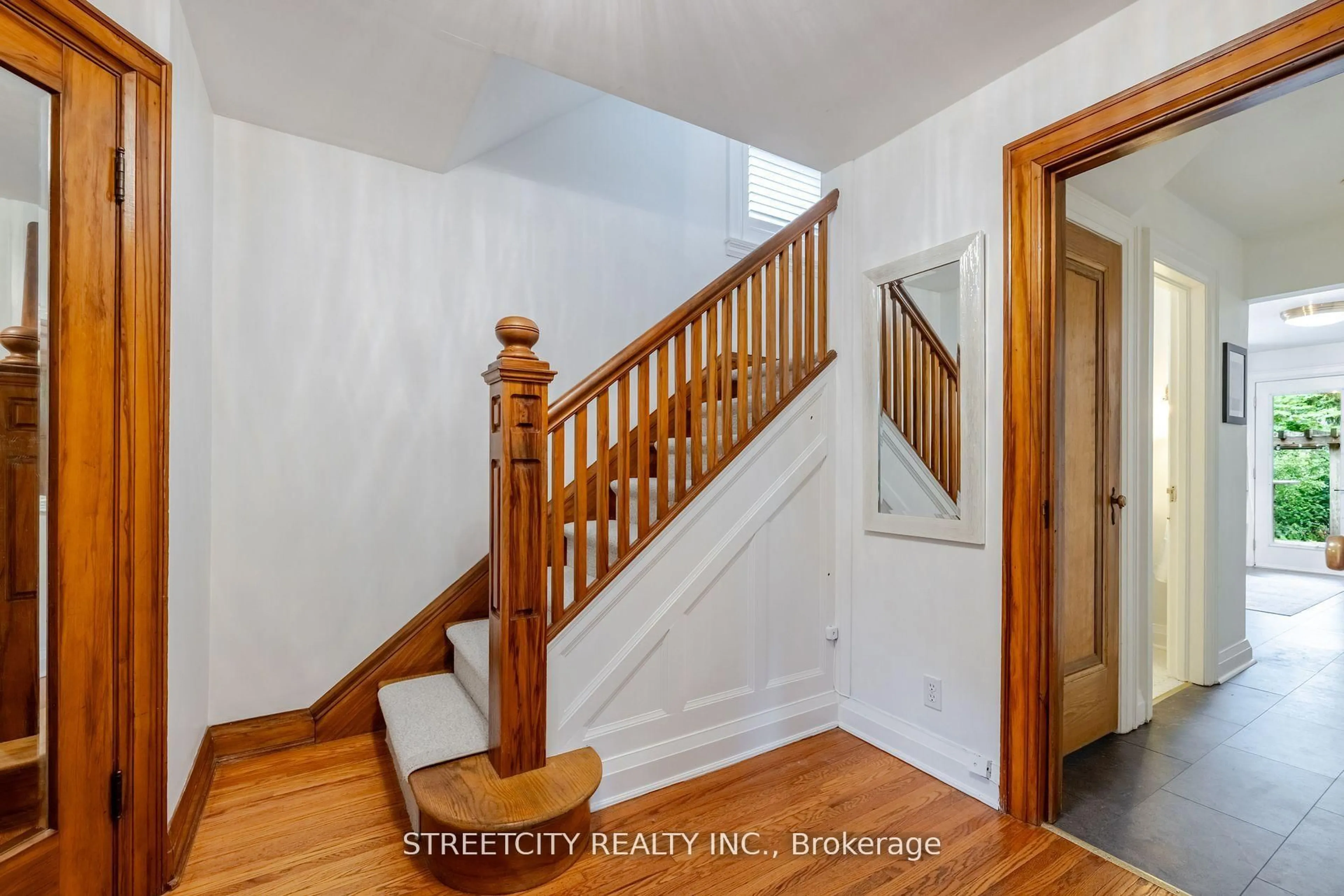 Indoor entryway for 931 Waterloo St, London East Ontario N6A 3X2