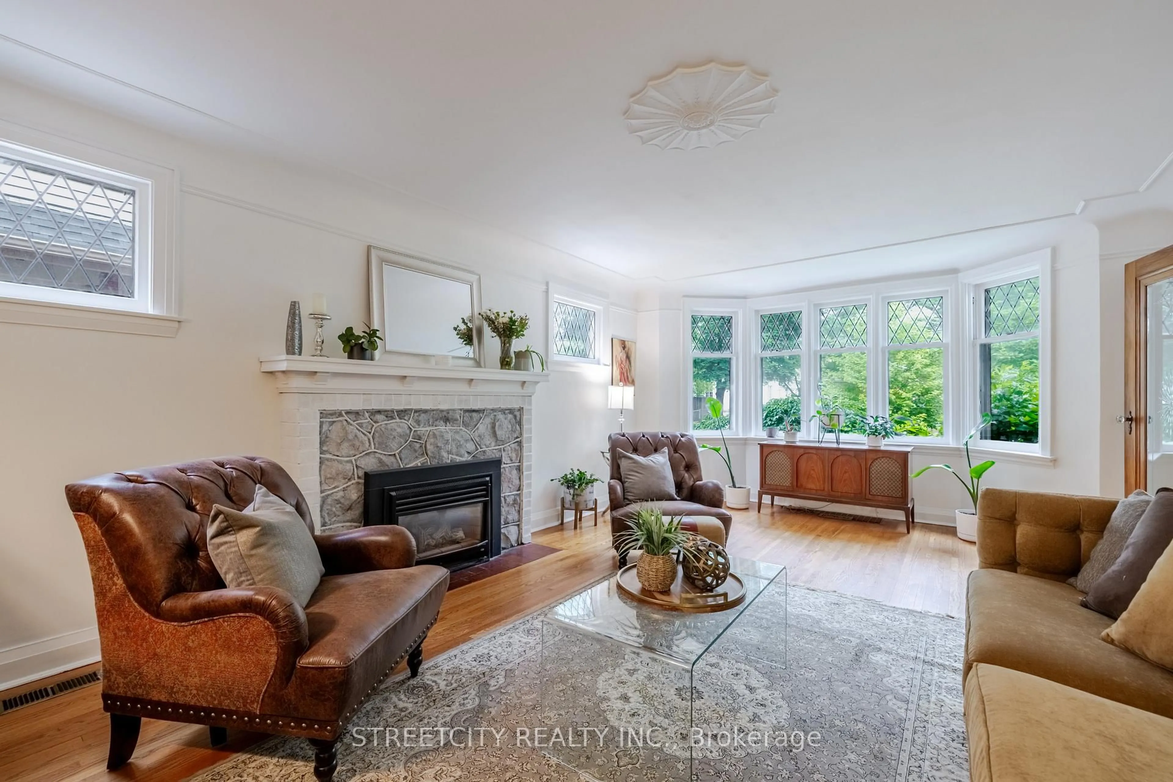 Living room with furniture, unknown for 931 Waterloo St, London East Ontario N6A 3X2