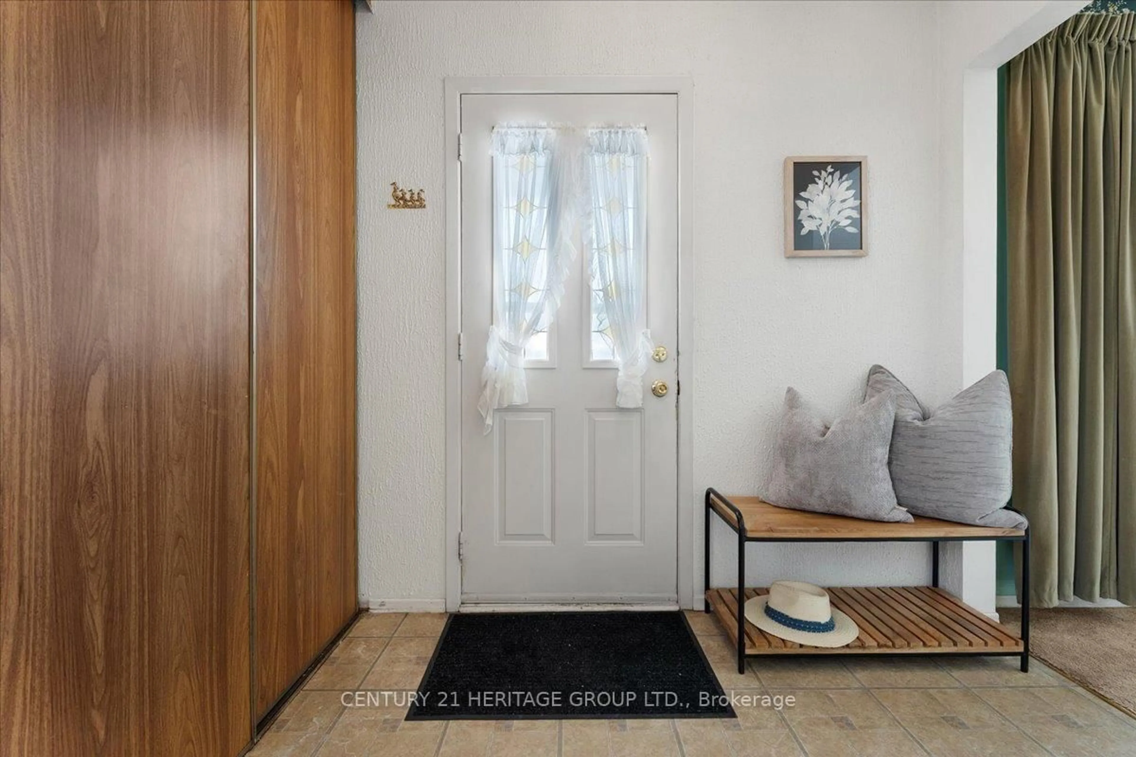 Indoor entryway for 126 Garden Cres, Hamilton Ontario L8V 4T4