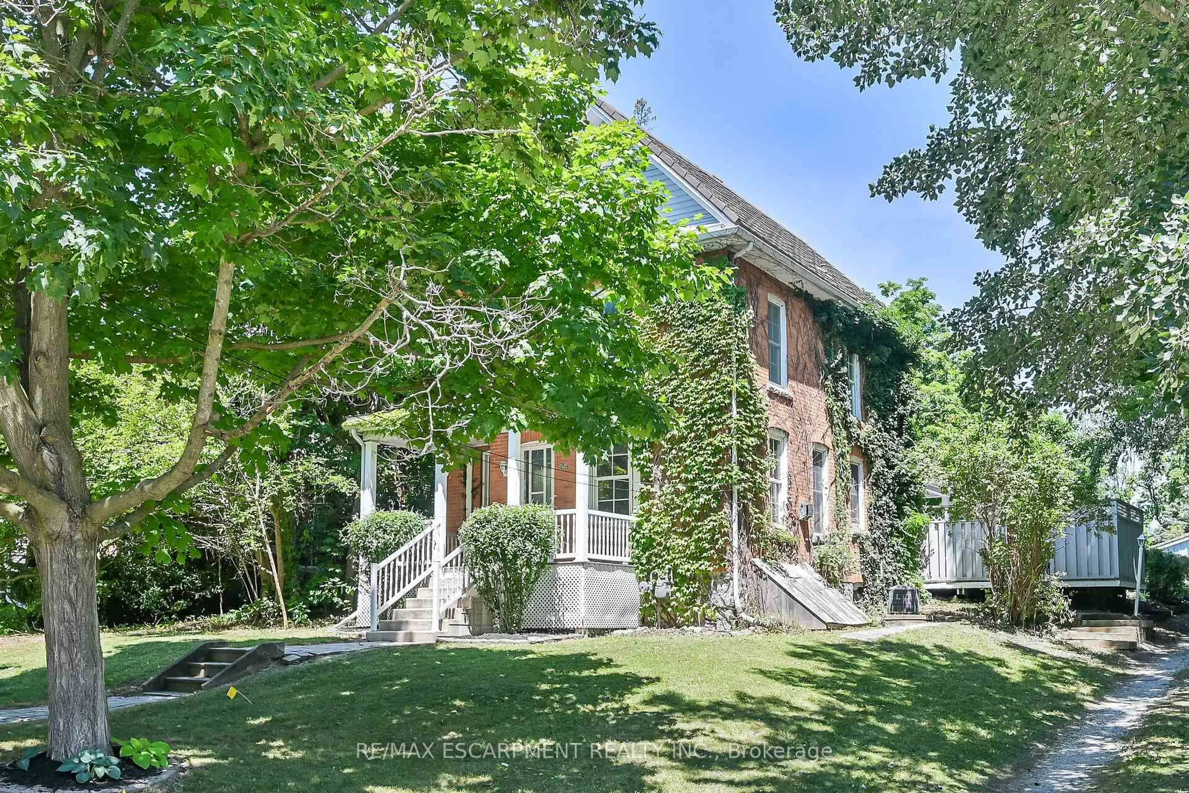 A pic from outside/outdoor area/front of a property/back of a property/a pic from drone, street for 94 Sutherland St, Haldimand Ontario N3W 1B4