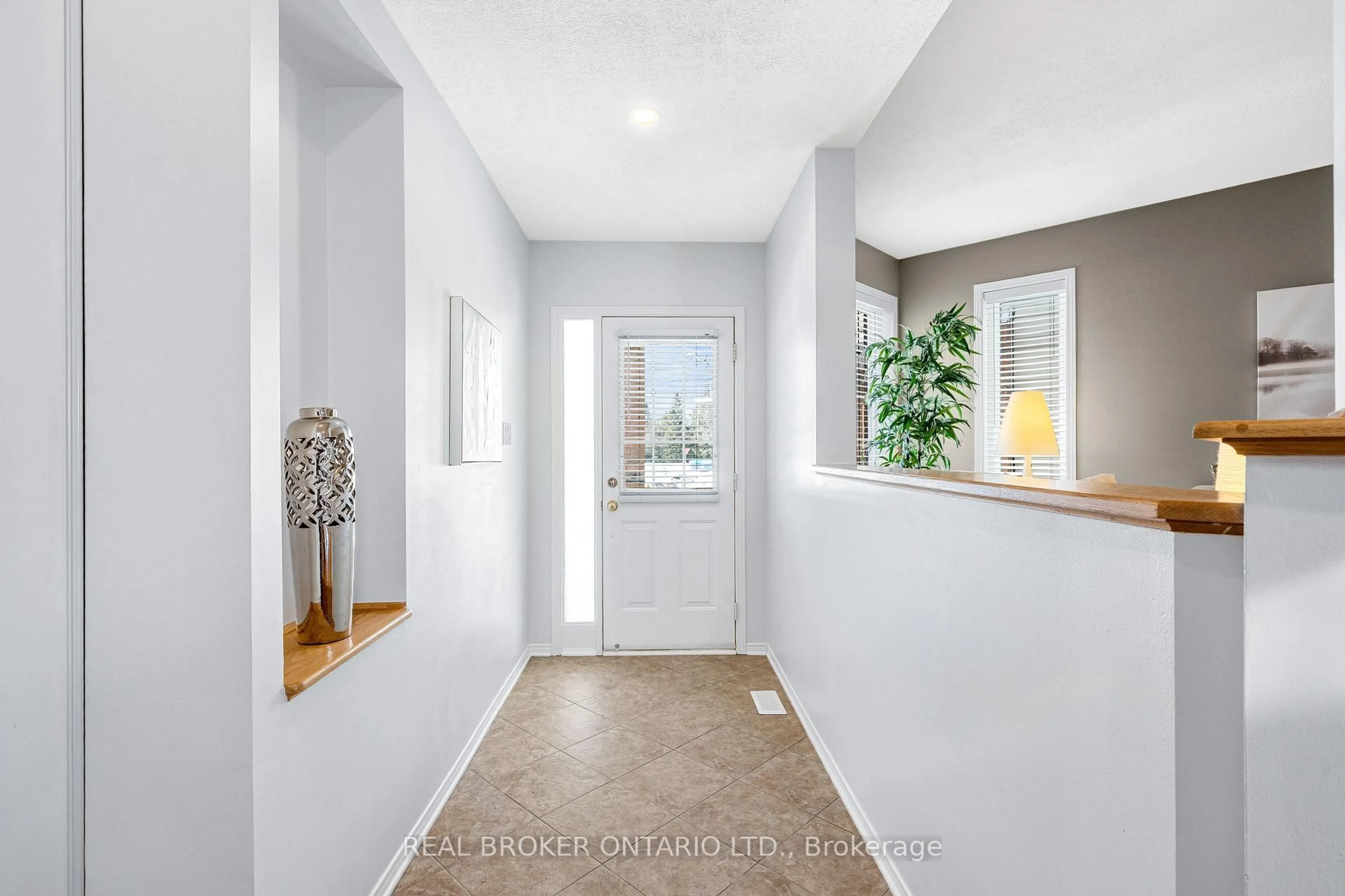 Indoor entryway for 4 Totteridge Ave, Ottawa Ontario K2J 5G2