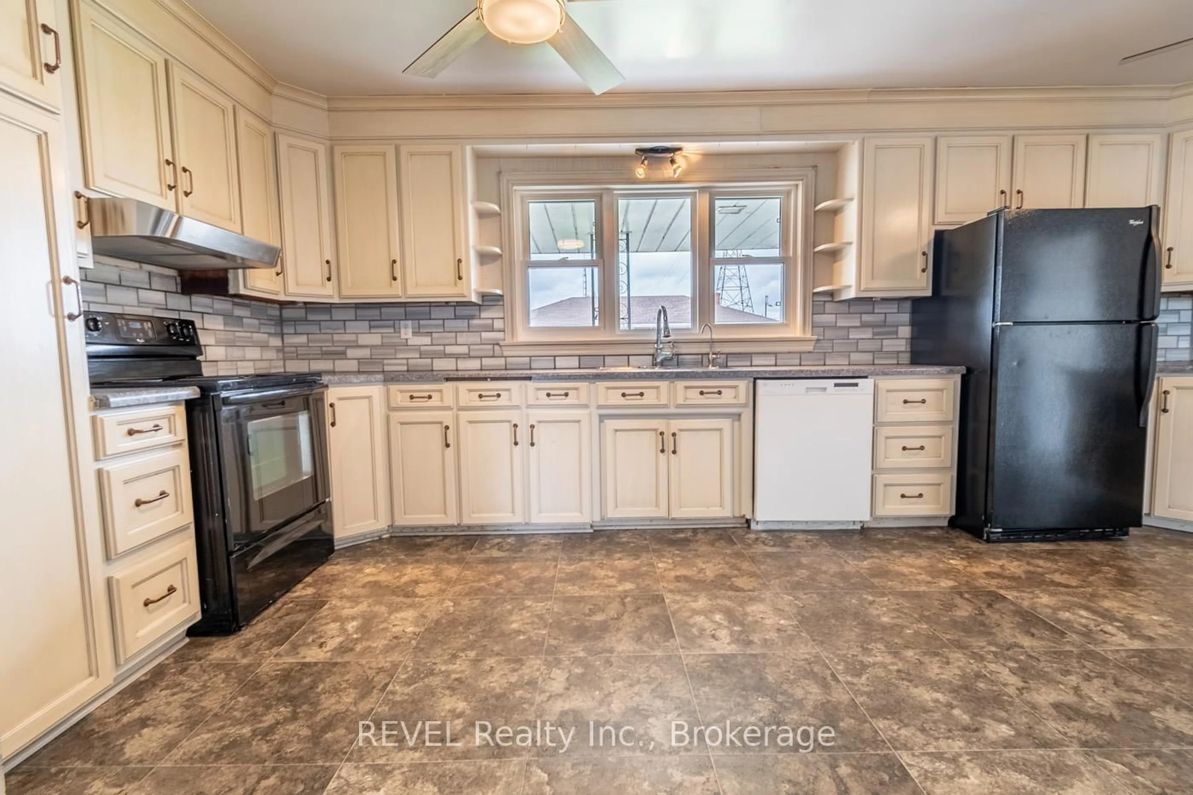 Open concept kitchen, ceramic/tile floor for 181 Cross St, Port Colborne Ontario L3K 1L7