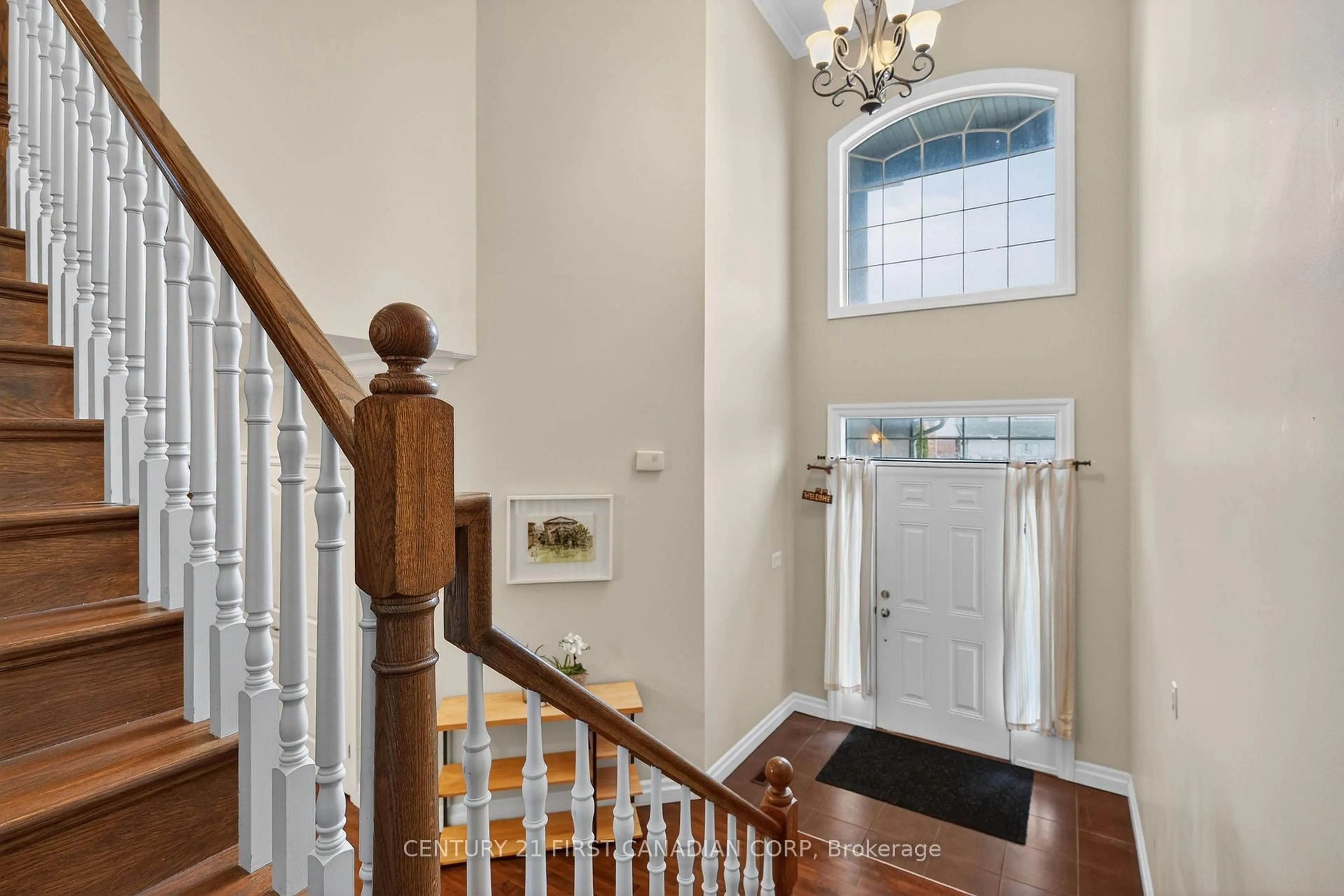 Indoor foyer for 1310 Oakcrossing Rd, London North Ontario N6H 0C1