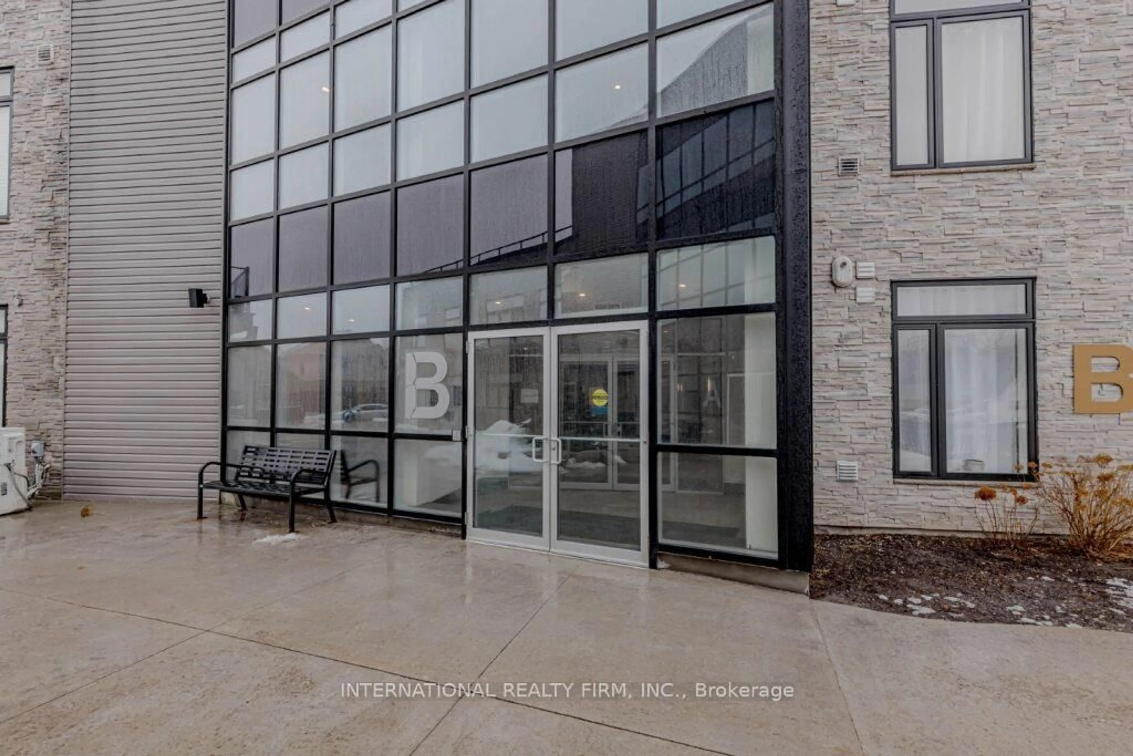 Indoor foyer for 85 Morrell St #227B, Brantford Ontario N3T 4J6