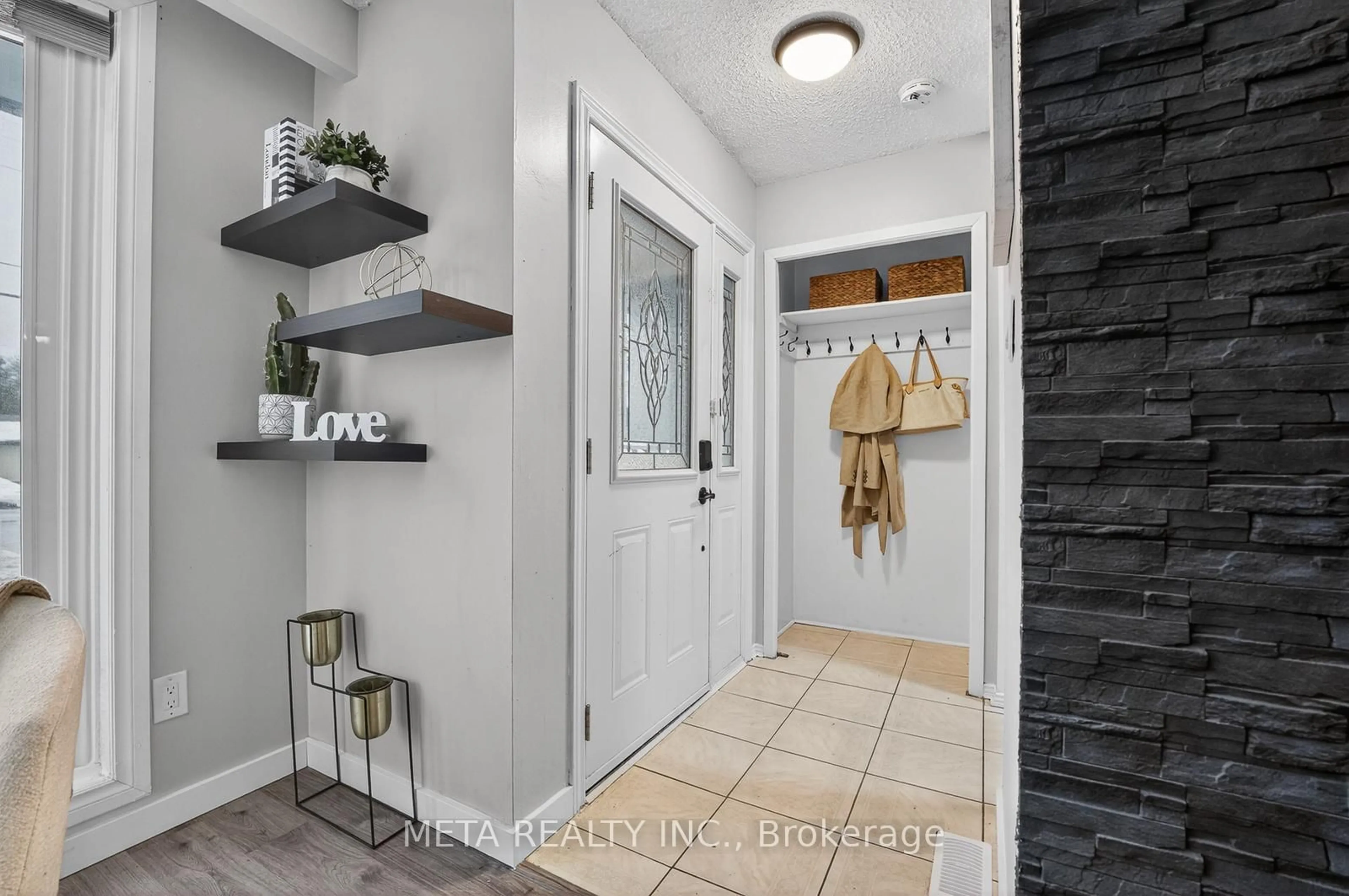 Indoor entryway for 723 West 5th St, Hamilton Ontario L9C 3R3