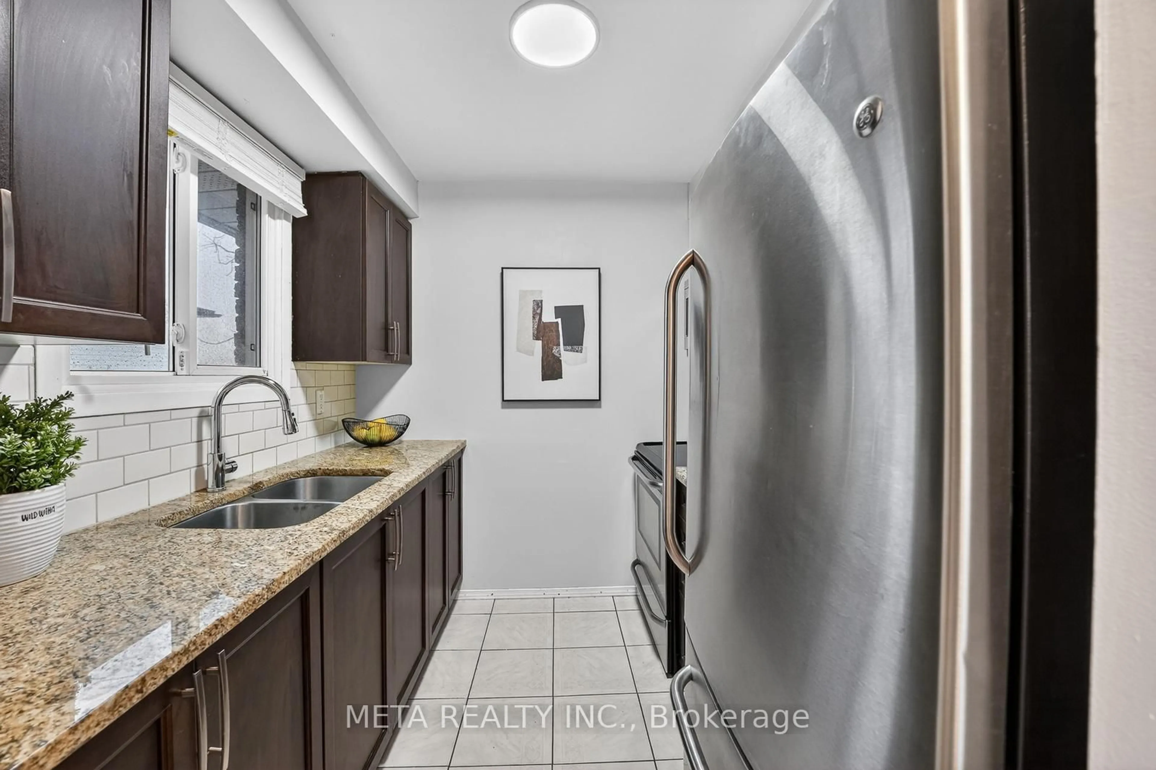 Standard kitchen, ceramic/tile floor for 723 West 5th St, Hamilton Ontario L9C 3R3