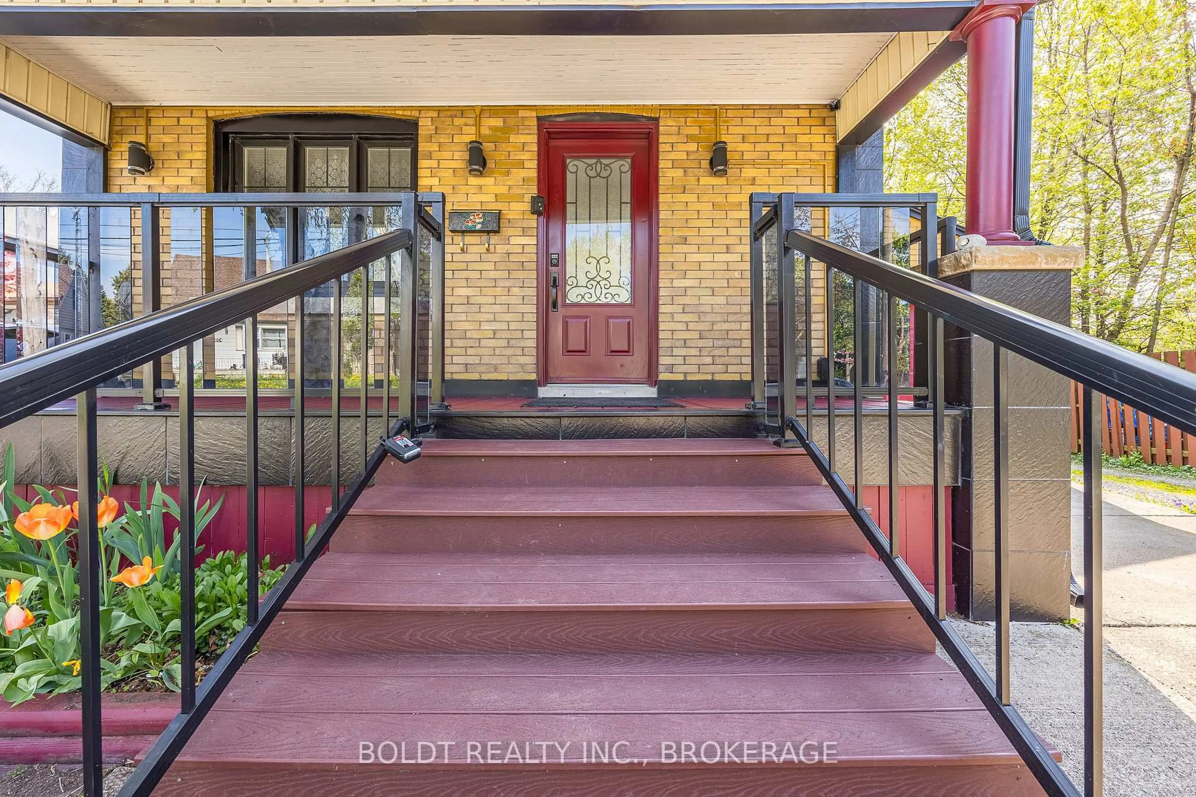 Indoor entryway for 5060 Ontario Ave, Niagara Falls Ontario L2E 3R9