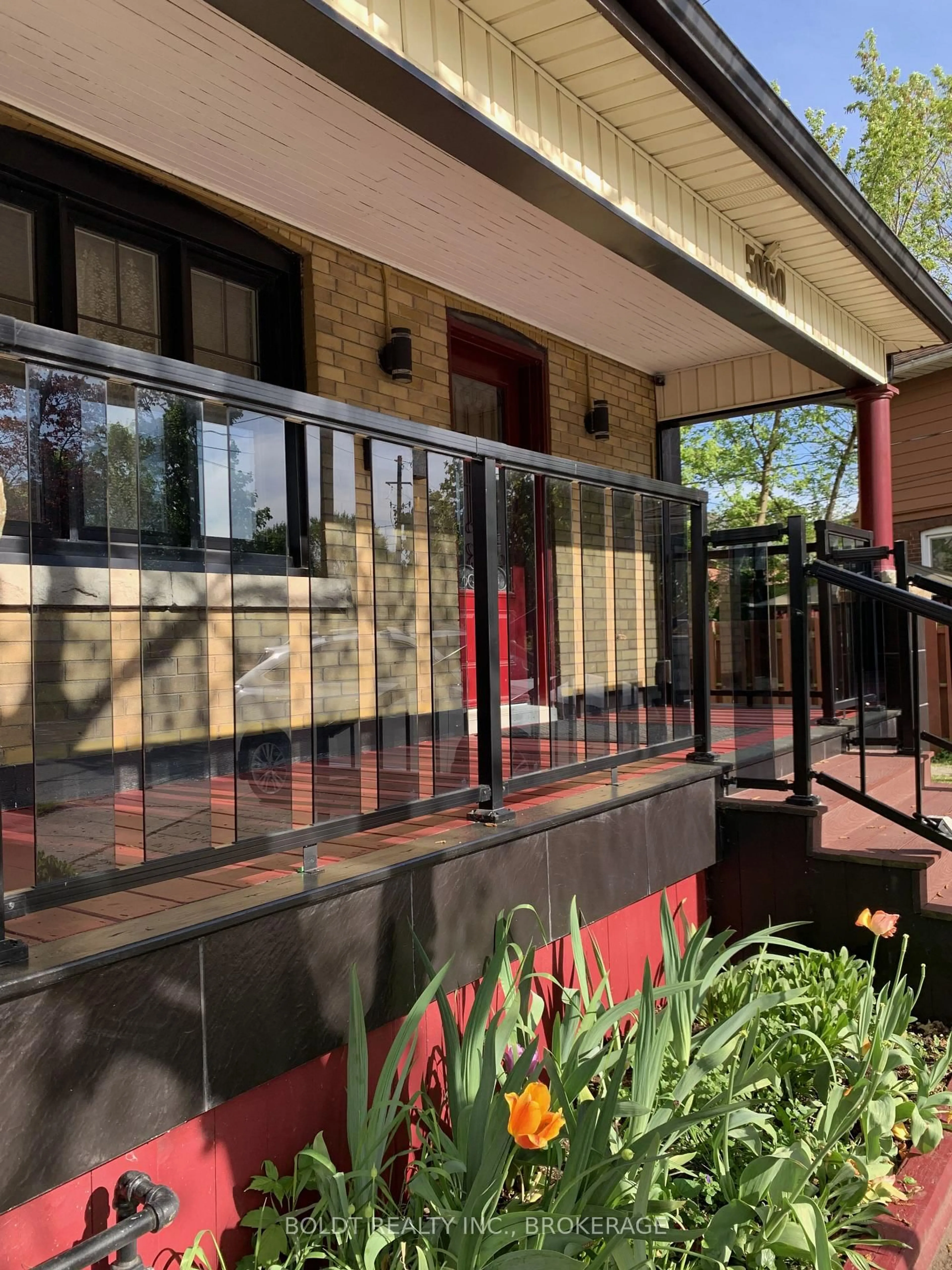 Indoor foyer for 5060 Ontario Ave, Niagara Falls Ontario L2E 3R9