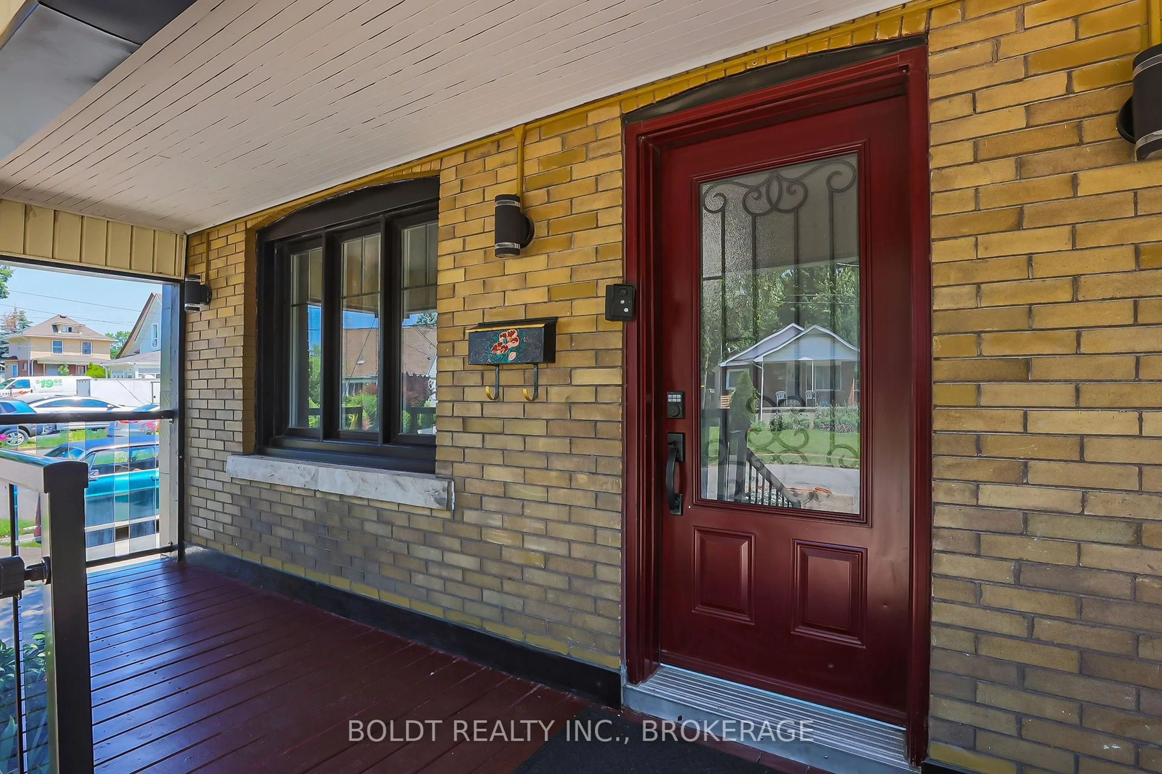 Indoor entryway for 5060 Ontario Ave, Niagara Falls Ontario L2E 3R9