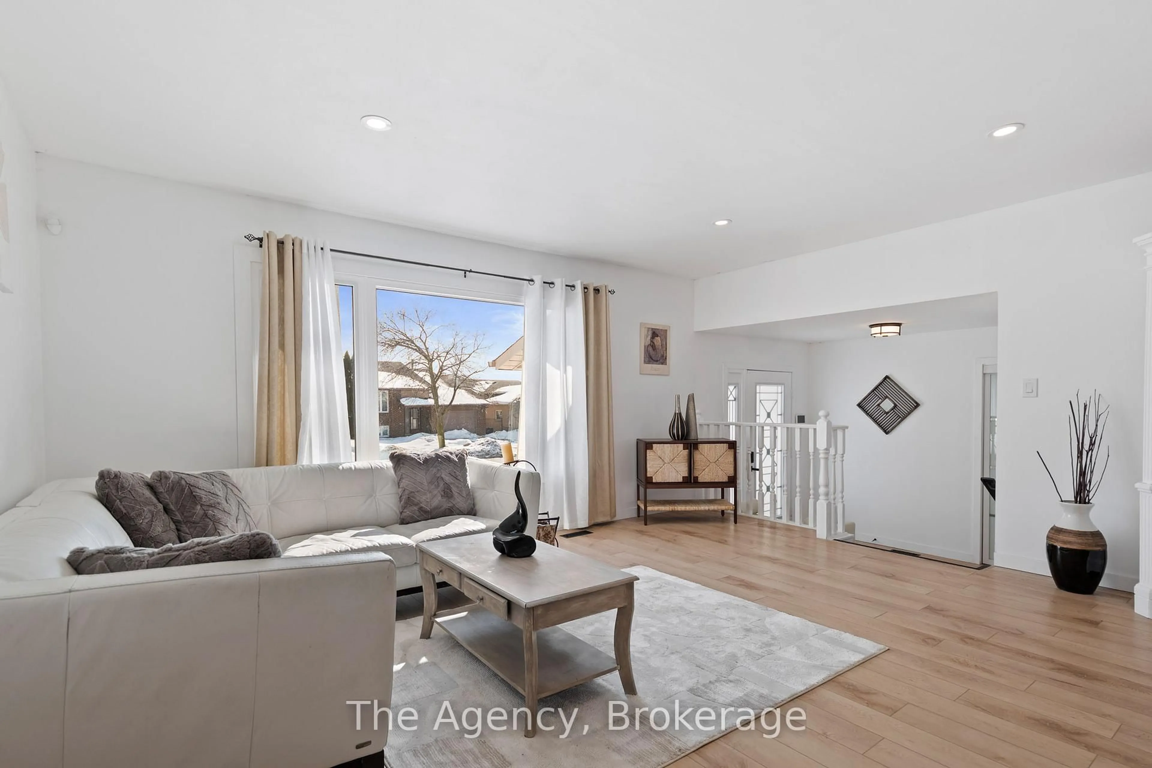 Living room with furniture, unknown for 24 Keefer Rd, Thorold Ontario L2V 4Y4