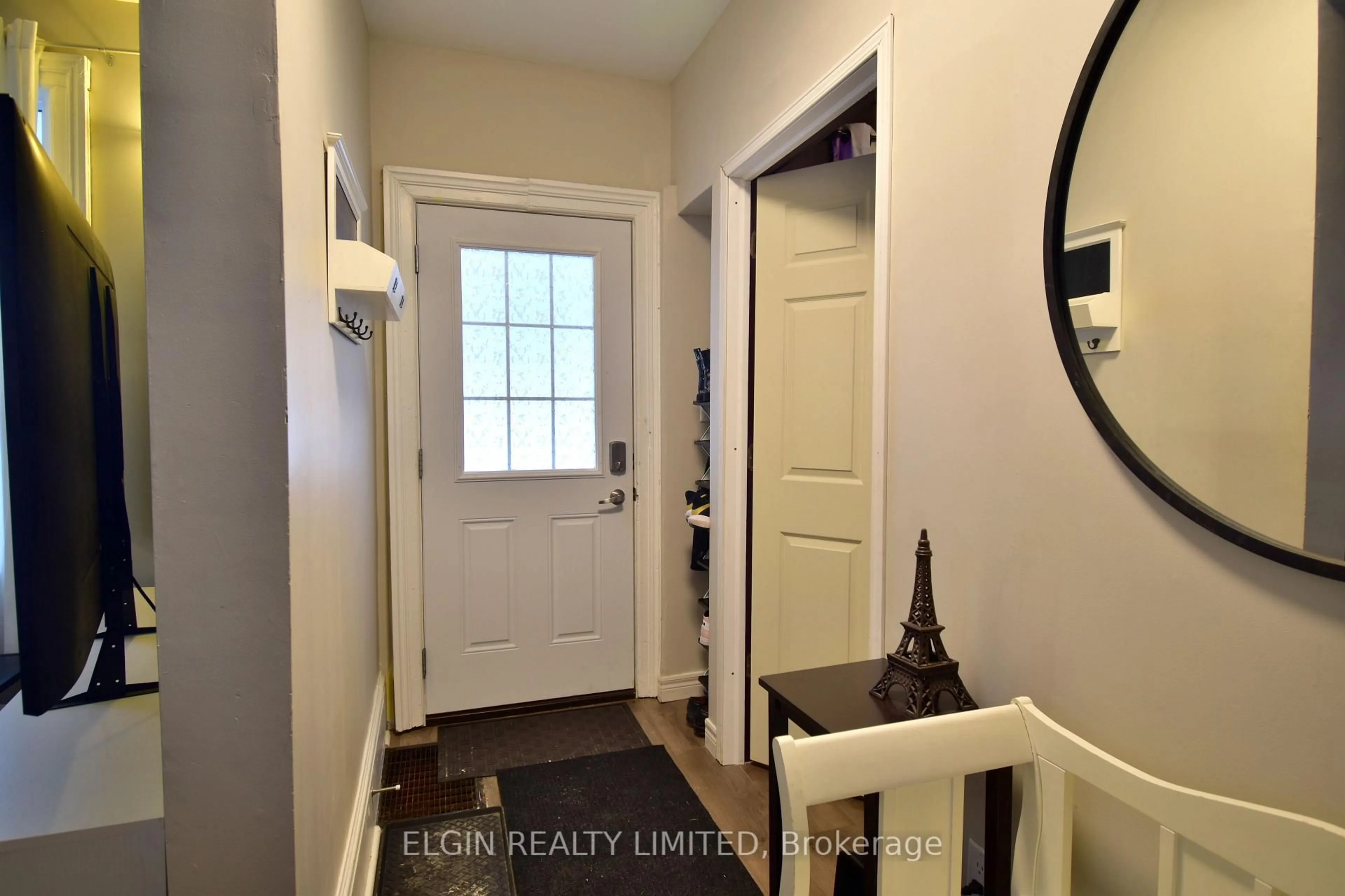 Indoor entryway for 57 Scott St, St. Thomas Ontario N5P 1K7
