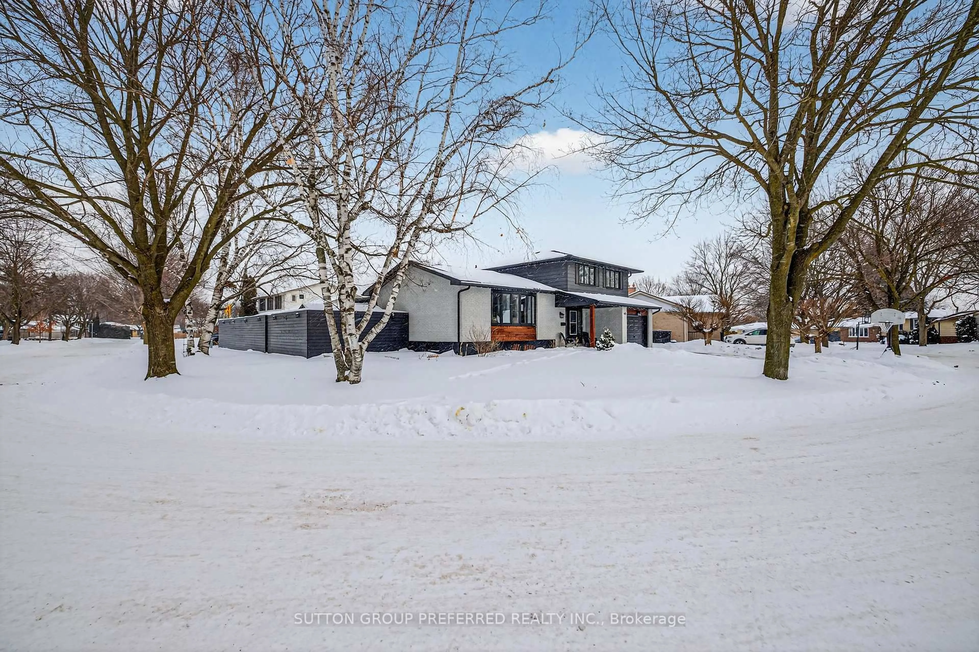 A pic from outside/outdoor area/front of a property/back of a property/a pic from drone, unknown for 44 Cumberland Cres, London North Ontario N5X 1B6