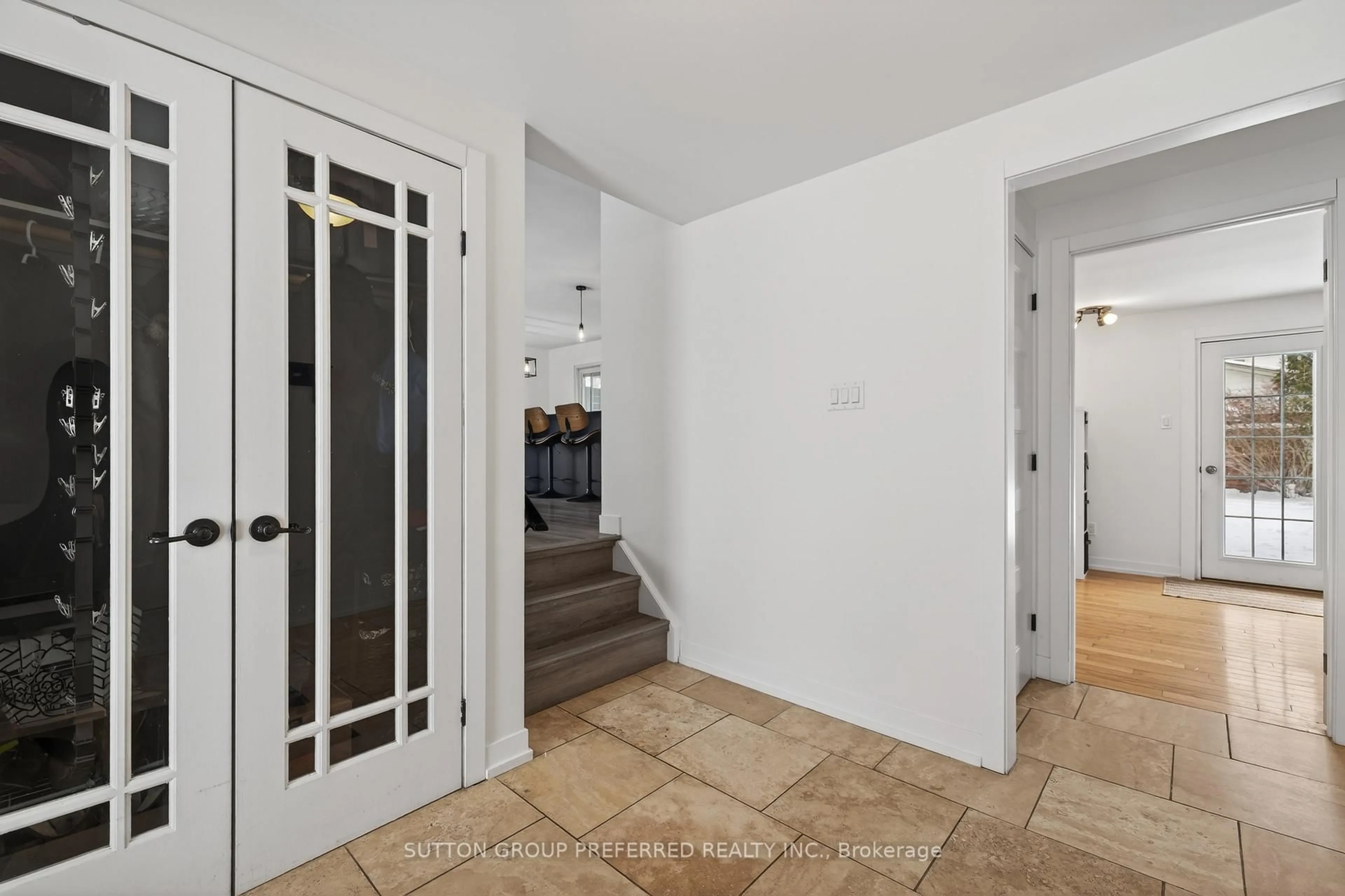 Indoor entryway for 44 Cumberland Cres, London North Ontario N5X 1B6