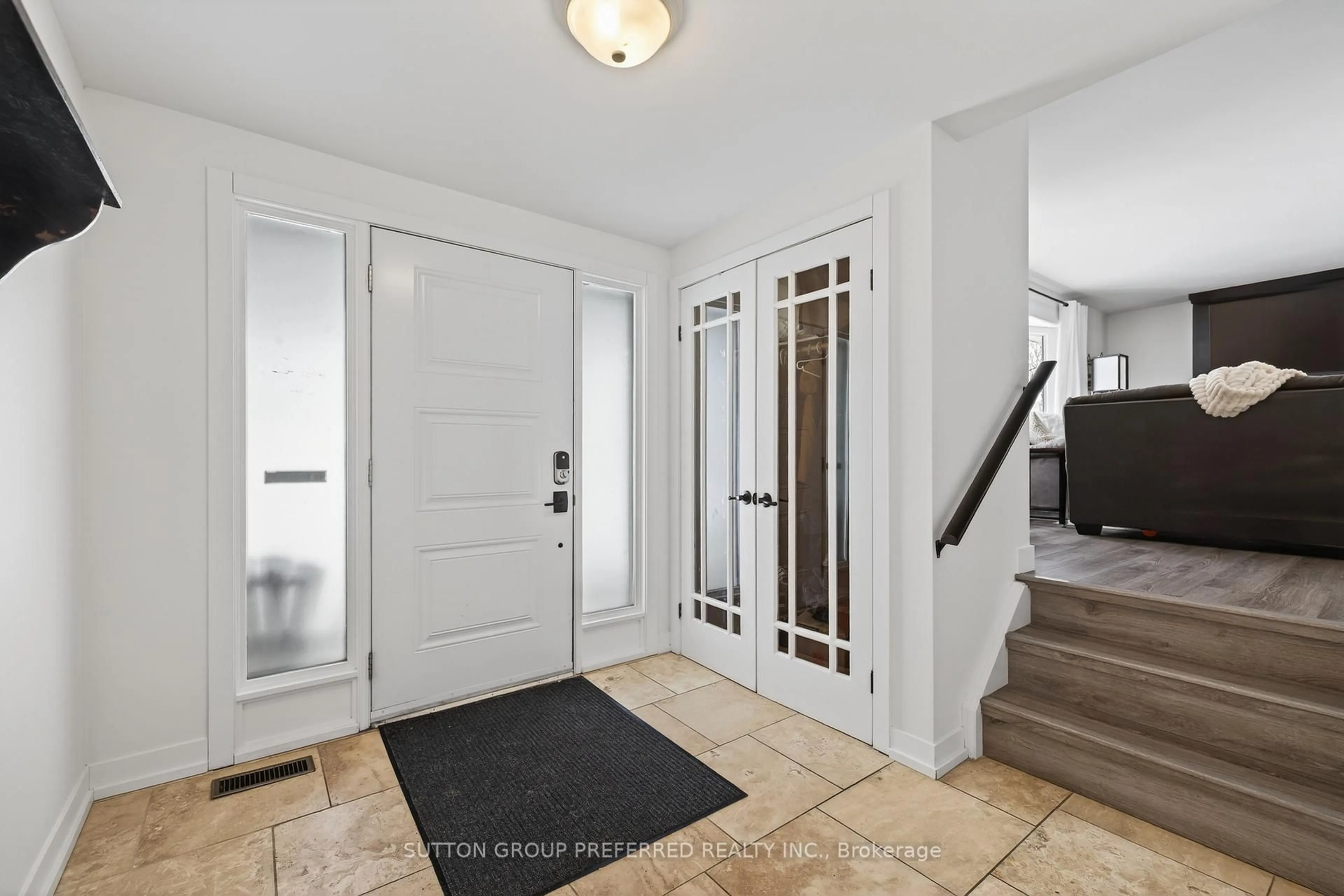 Indoor entryway for 44 Cumberland Cres, London North Ontario N5X 1B6