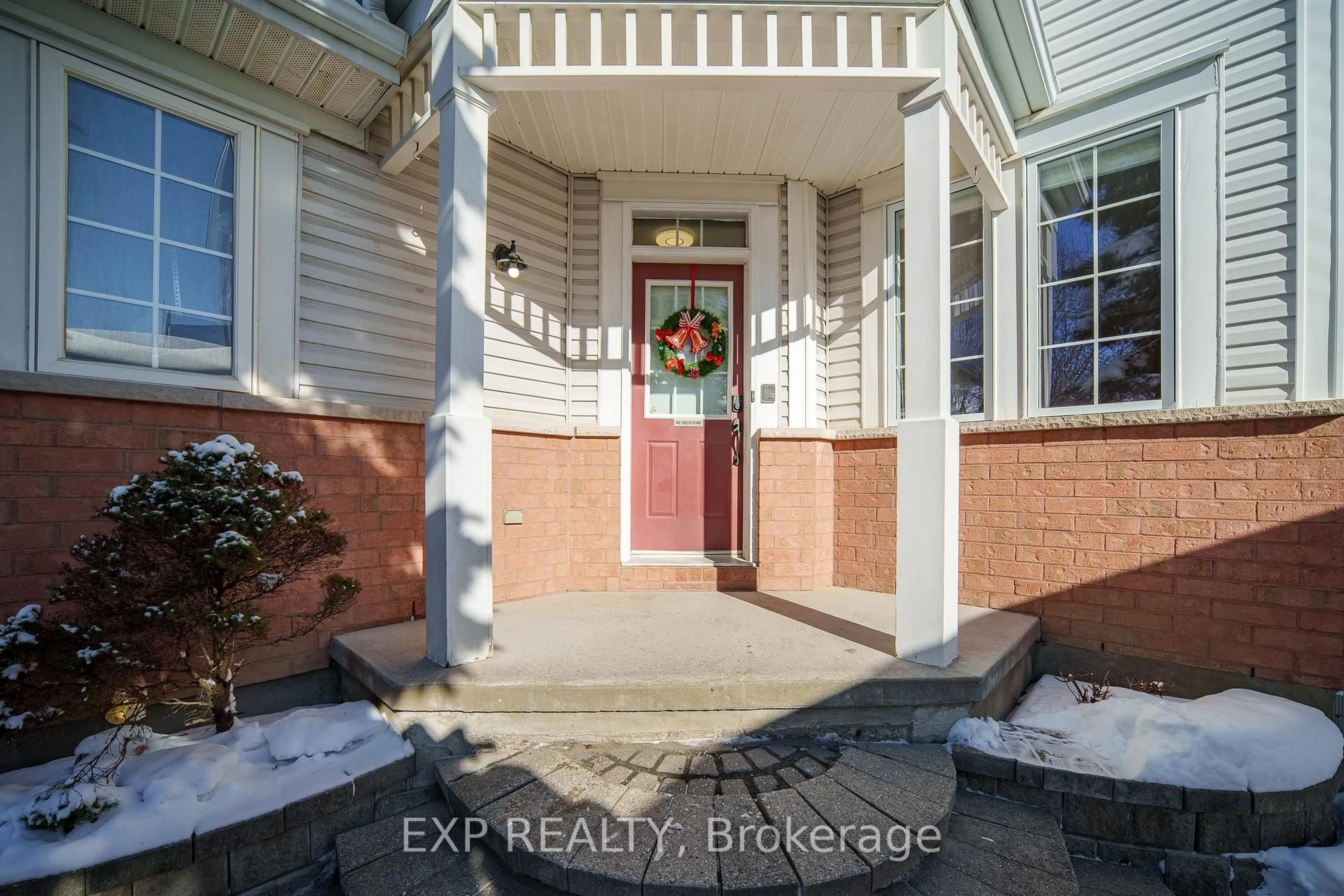 Indoor entryway for 166 Hemlo Cres, Ottawa Ontario K2T 1E4
