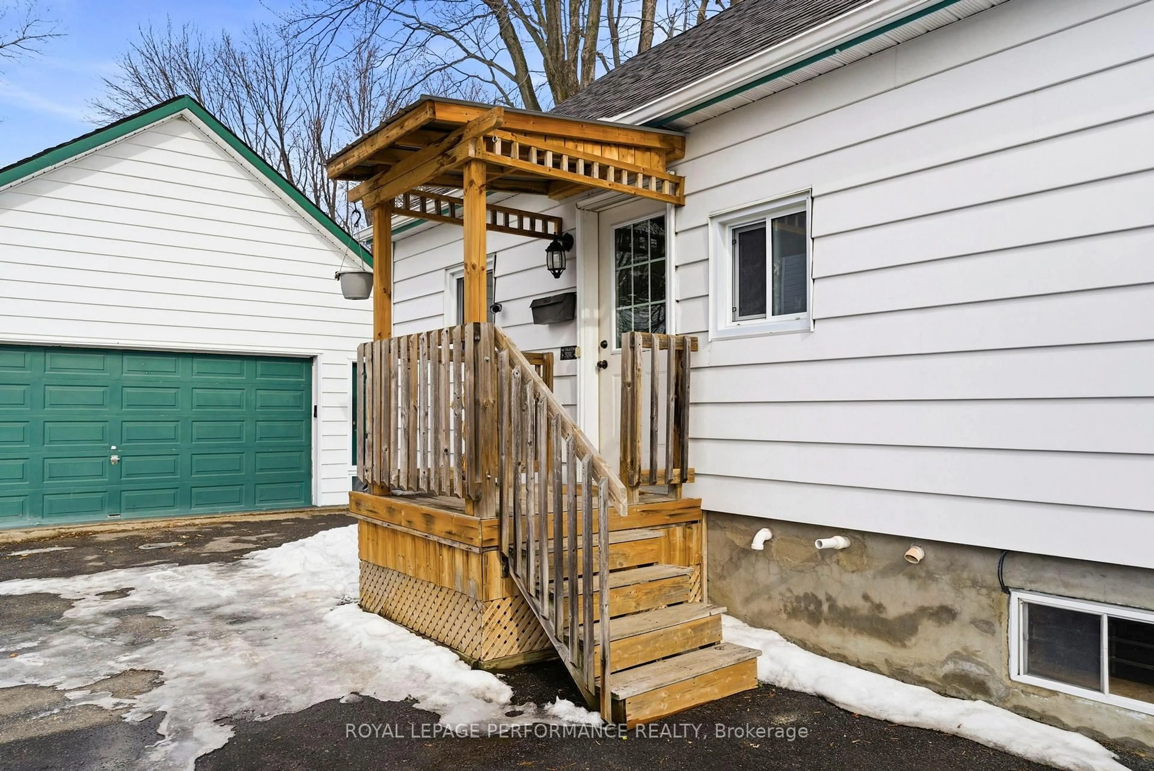 Indoor entryway for 114 Jobin Ave, Cornwall Ontario K6J 3L1