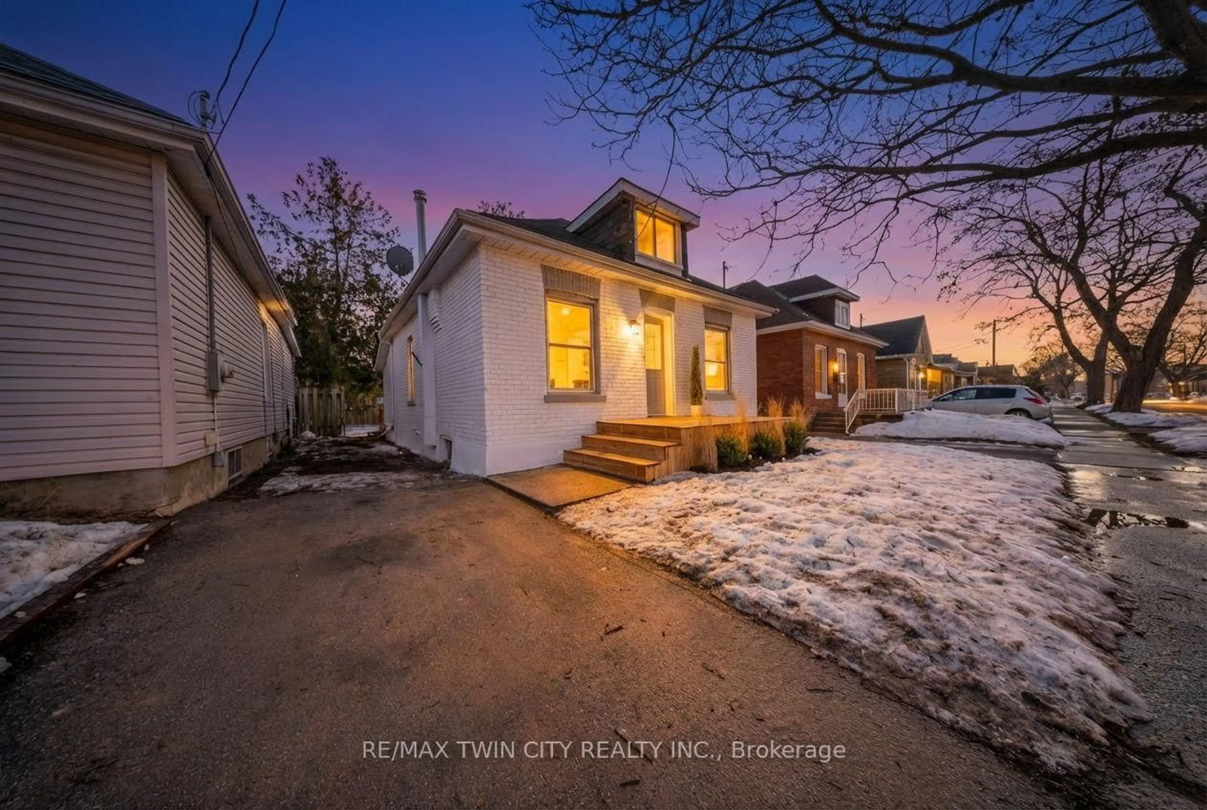 A pic from outside/outdoor area/front of a property/back of a property/a pic from drone, street for 327 Sheridan St, Brantford Ontario N3S 4R8