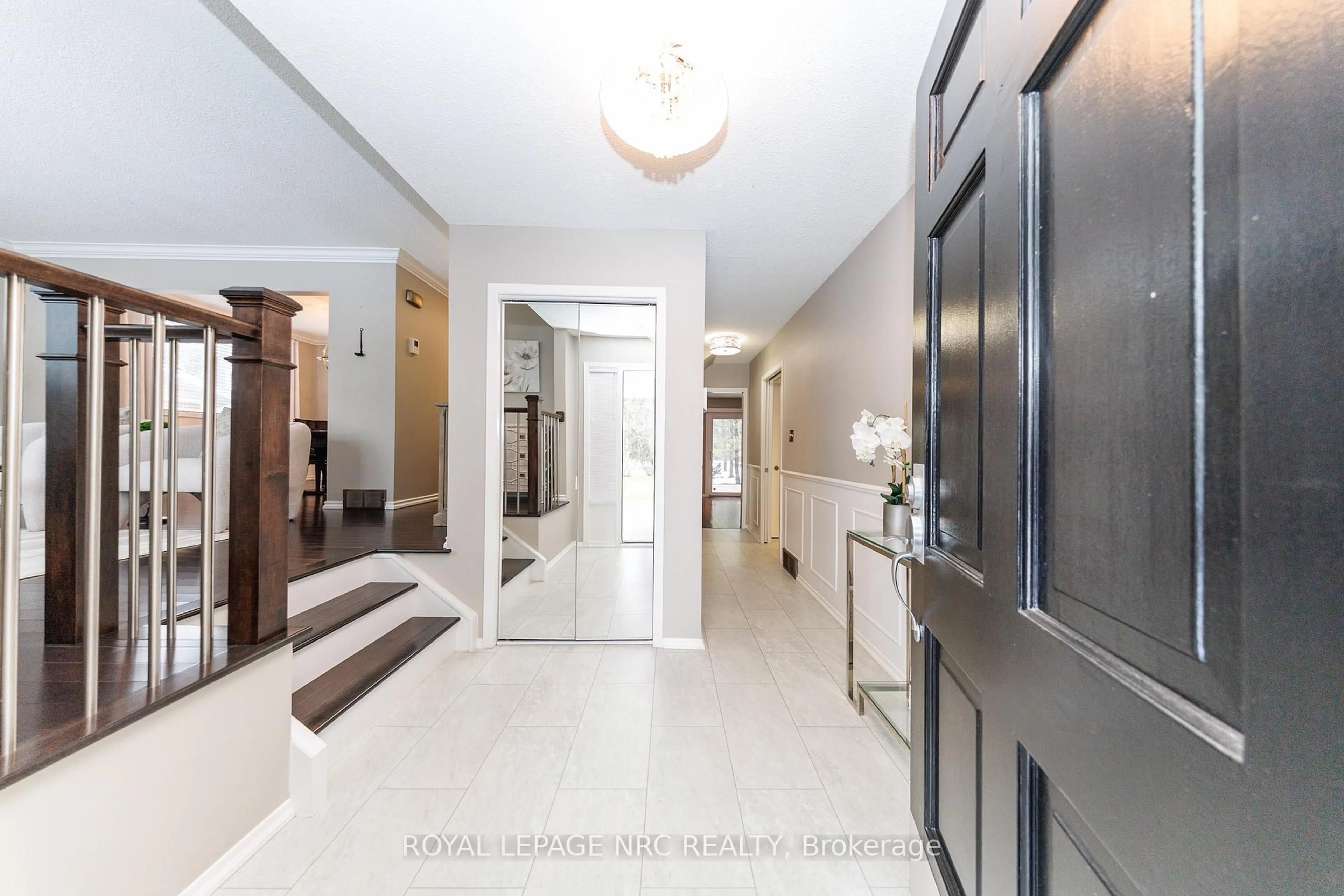 Indoor foyer for 28 Spruceside Cres, Pelham Ontario L0S 1E1